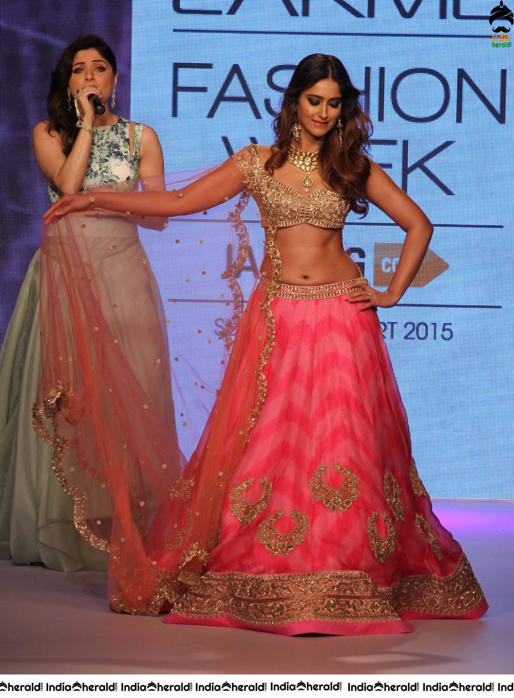 Ileana Shows Her Sexy Belly And Teasing Navel While Walking The Ramp Set 2