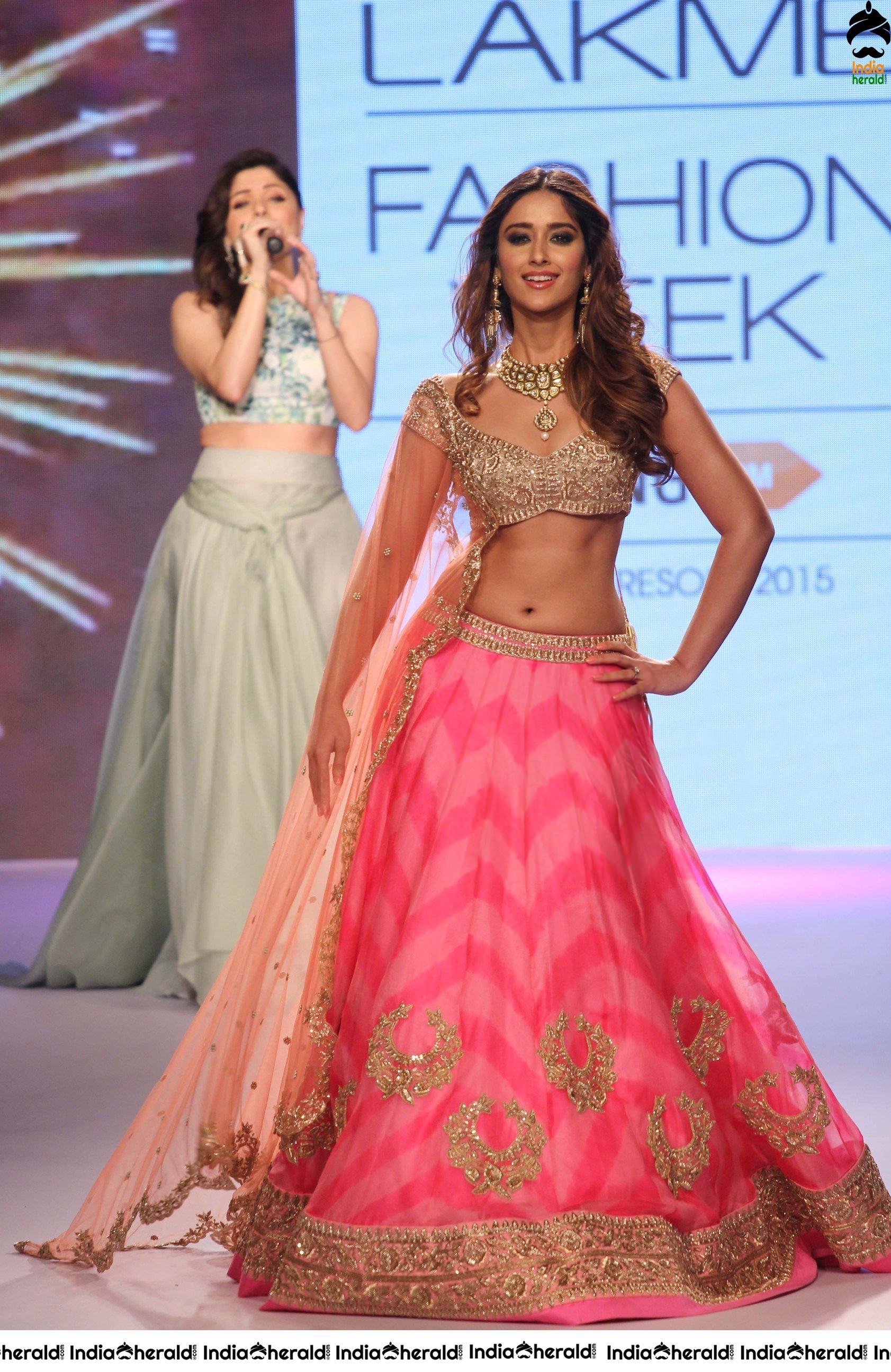 Ileana Shows Her Sexy Belly And Teasing Navel While Walking The Ramp Set 2