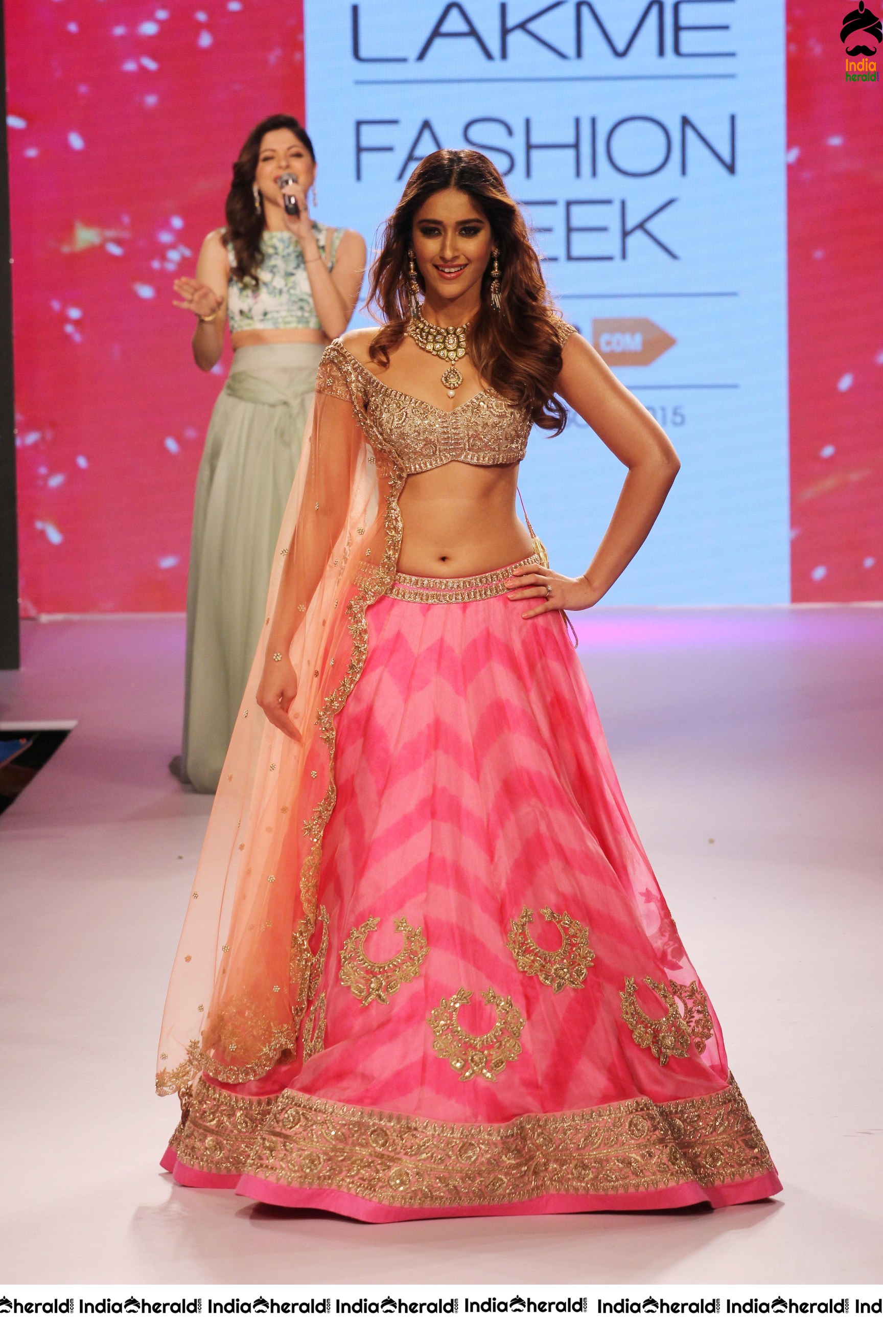Ileana Shows Her Sexy Belly And Teasing Navel While Walking The Ramp Set 2