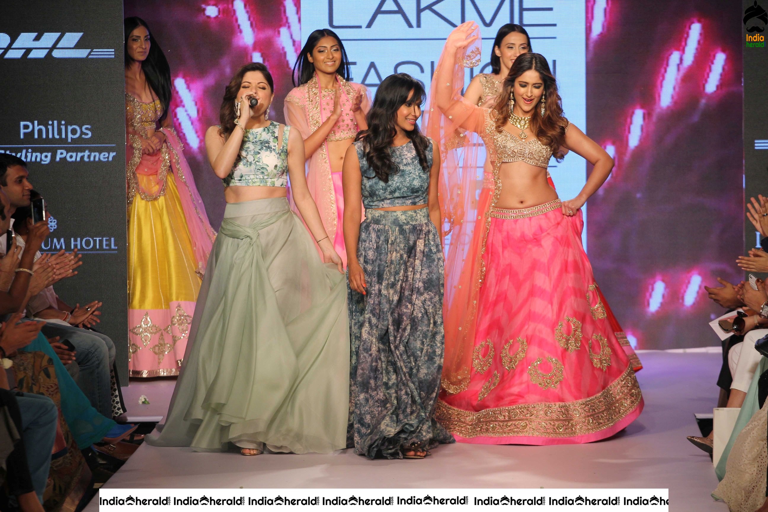 Ileana Shows Her Sexy Belly And Teasing Navel While Walking The Ramp Set 3