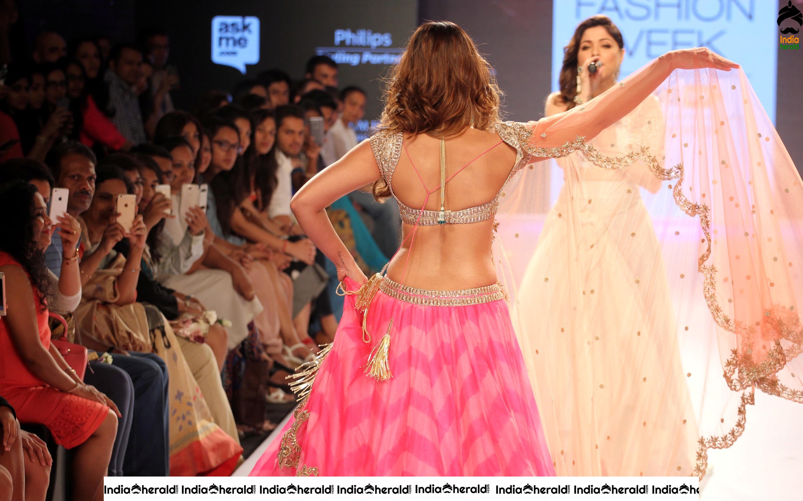 Ileana Shows Her Sexy Belly And Teasing Navel While Walking The Ramp Set 3
