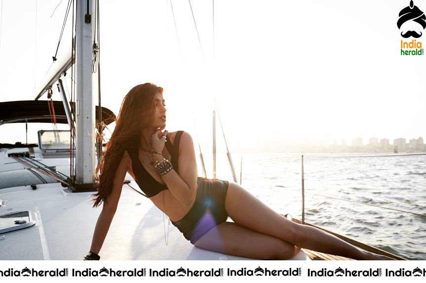 Ileana Unseen Hottest Photos in Brassiere and Undies while chilling by Beach Side