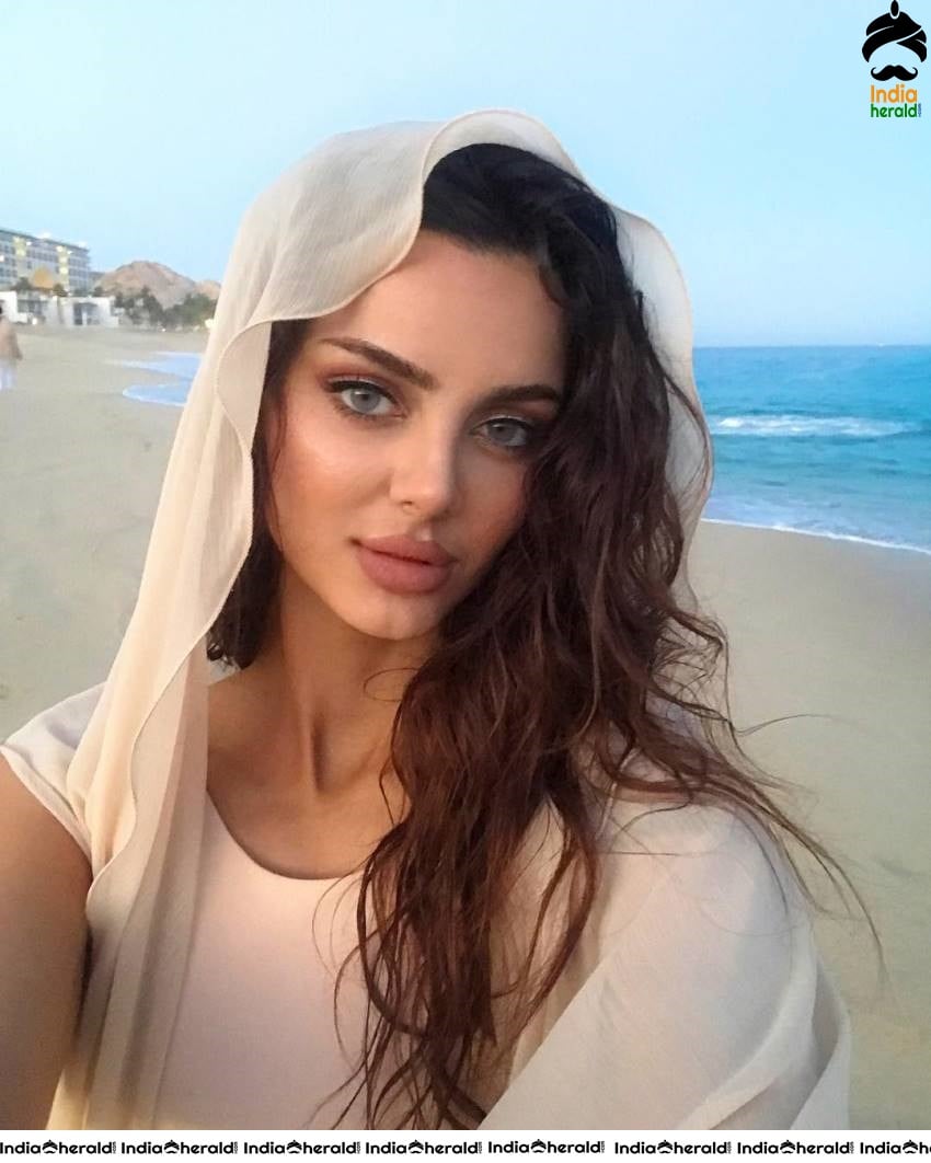 Iran Model Mahlagha Hot Bikini Photos flaunting her tempting assets Set 2