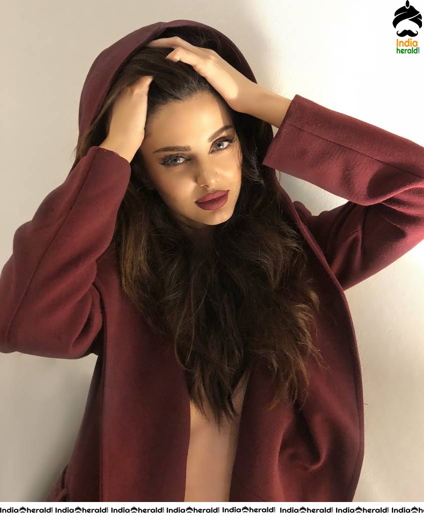 Iran Model Mahlagha Hot Bikini Photos flaunting her tempting assets Set 2
