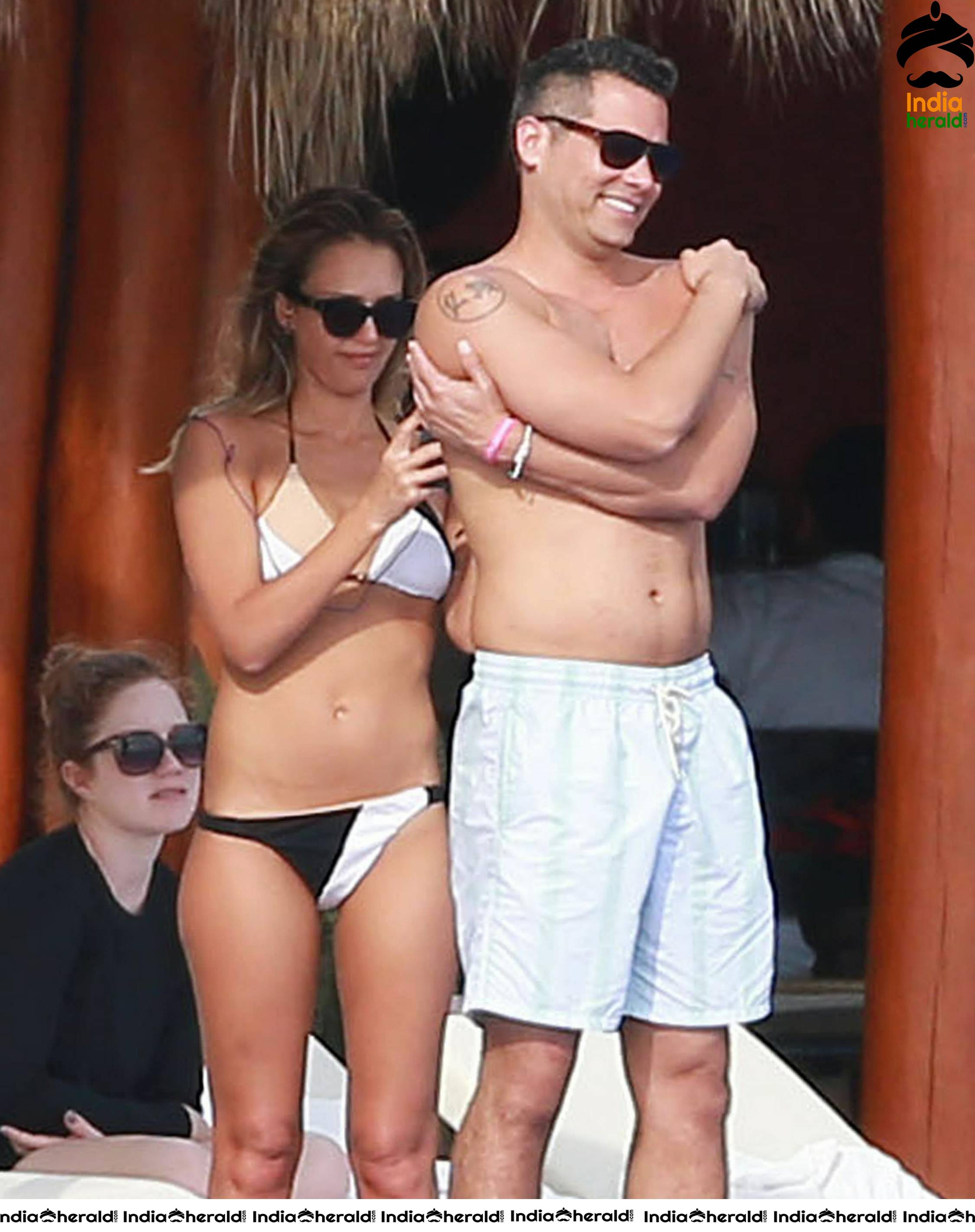 Jessica Alba Caught in Bikini with her Husband Cash Warren Set 1