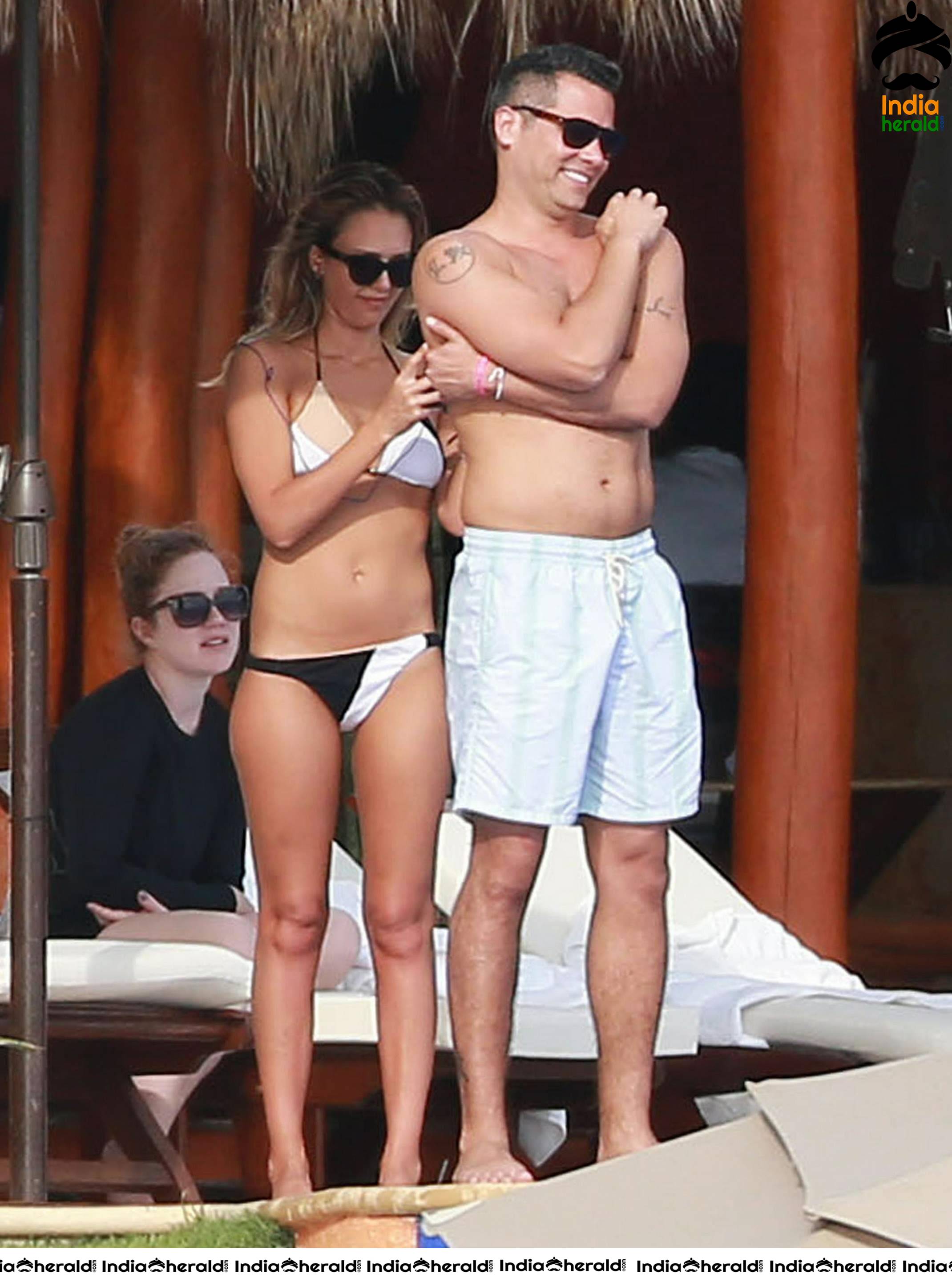 Jessica Alba Caught in Bikini with her Husband Cash Warren Set 1