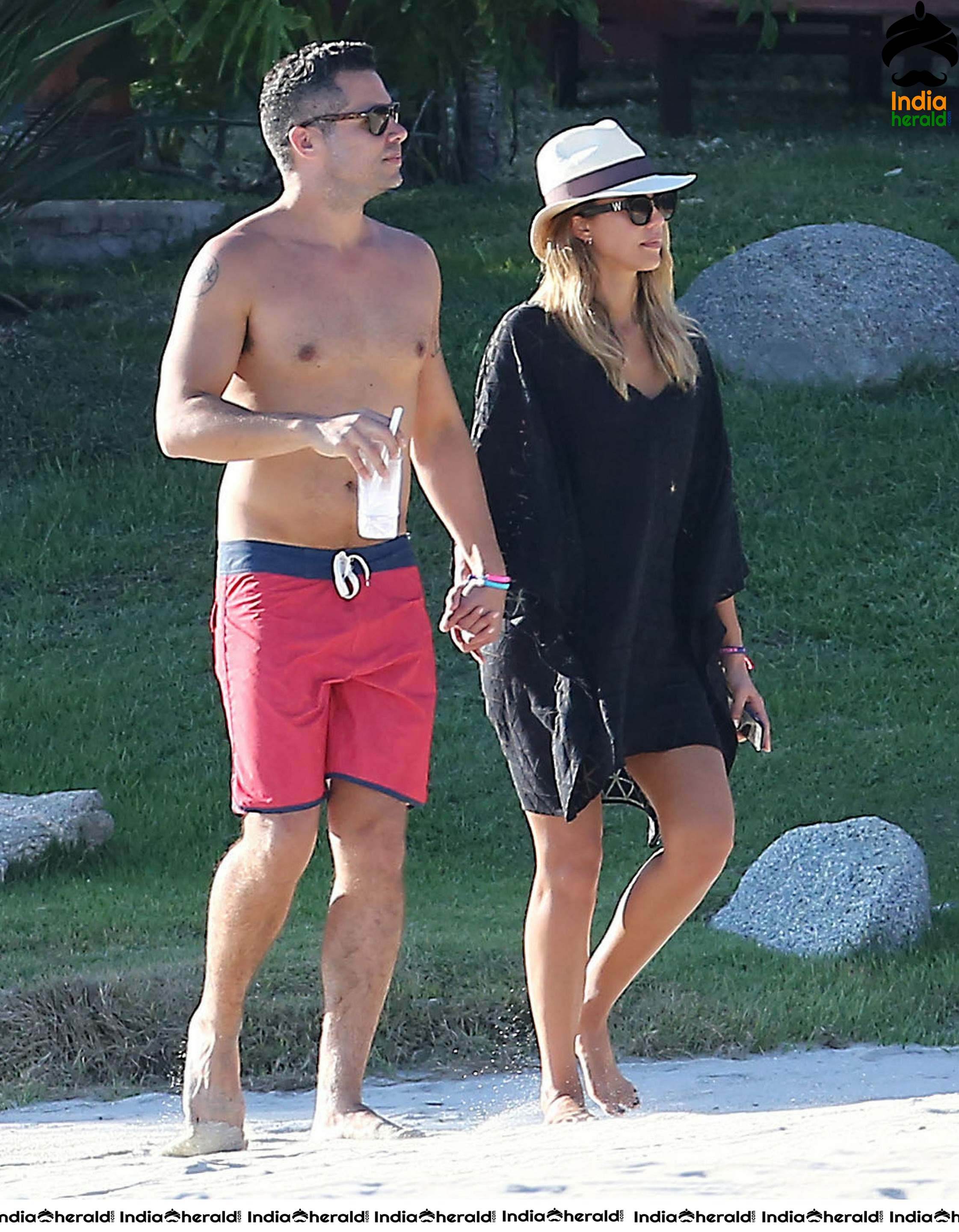 Jessica Alba Caught in Bikini with her Husband Cash Warren Set 1