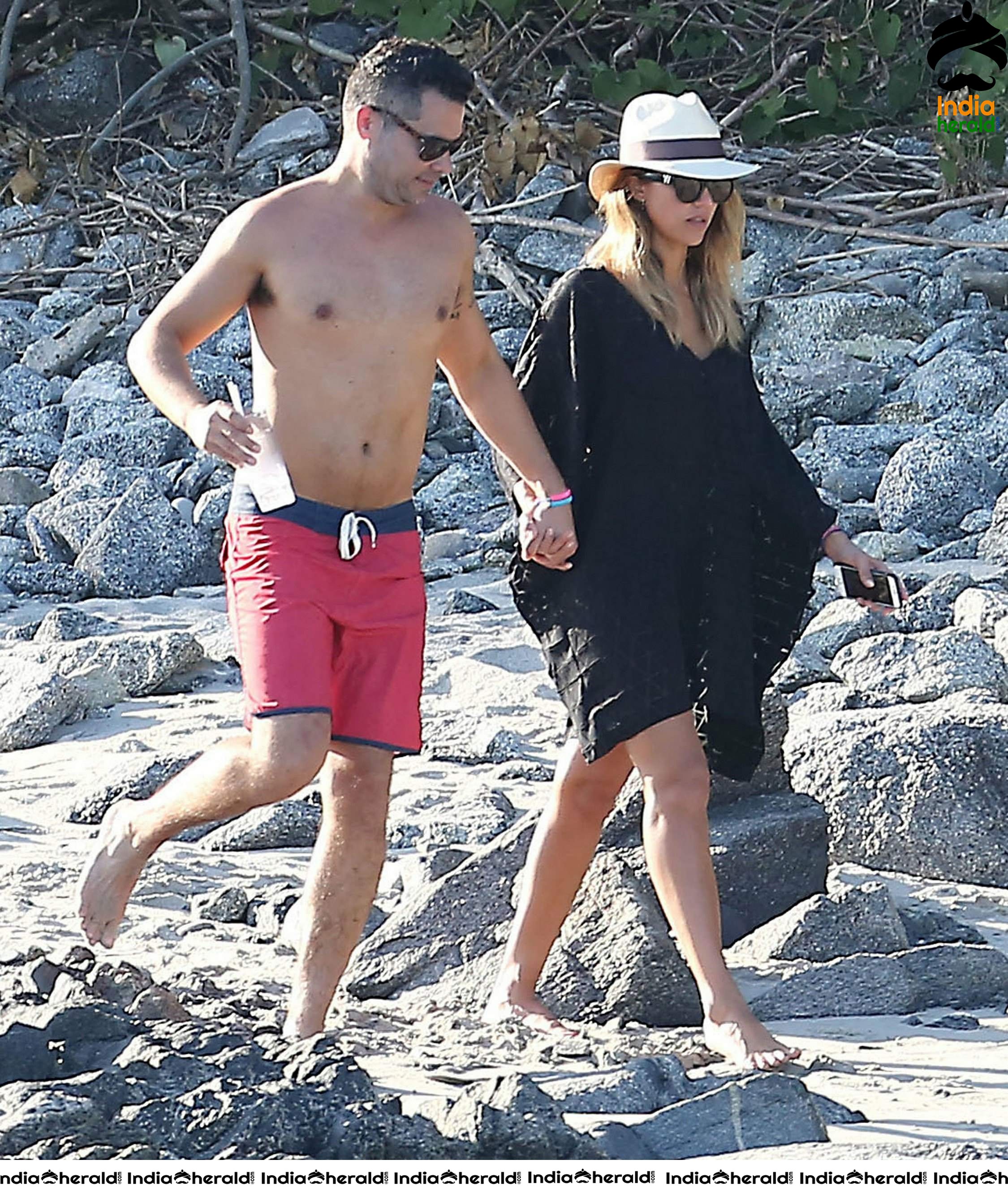 Jessica Alba Caught in Bikini with her Husband Cash Warren Set 2