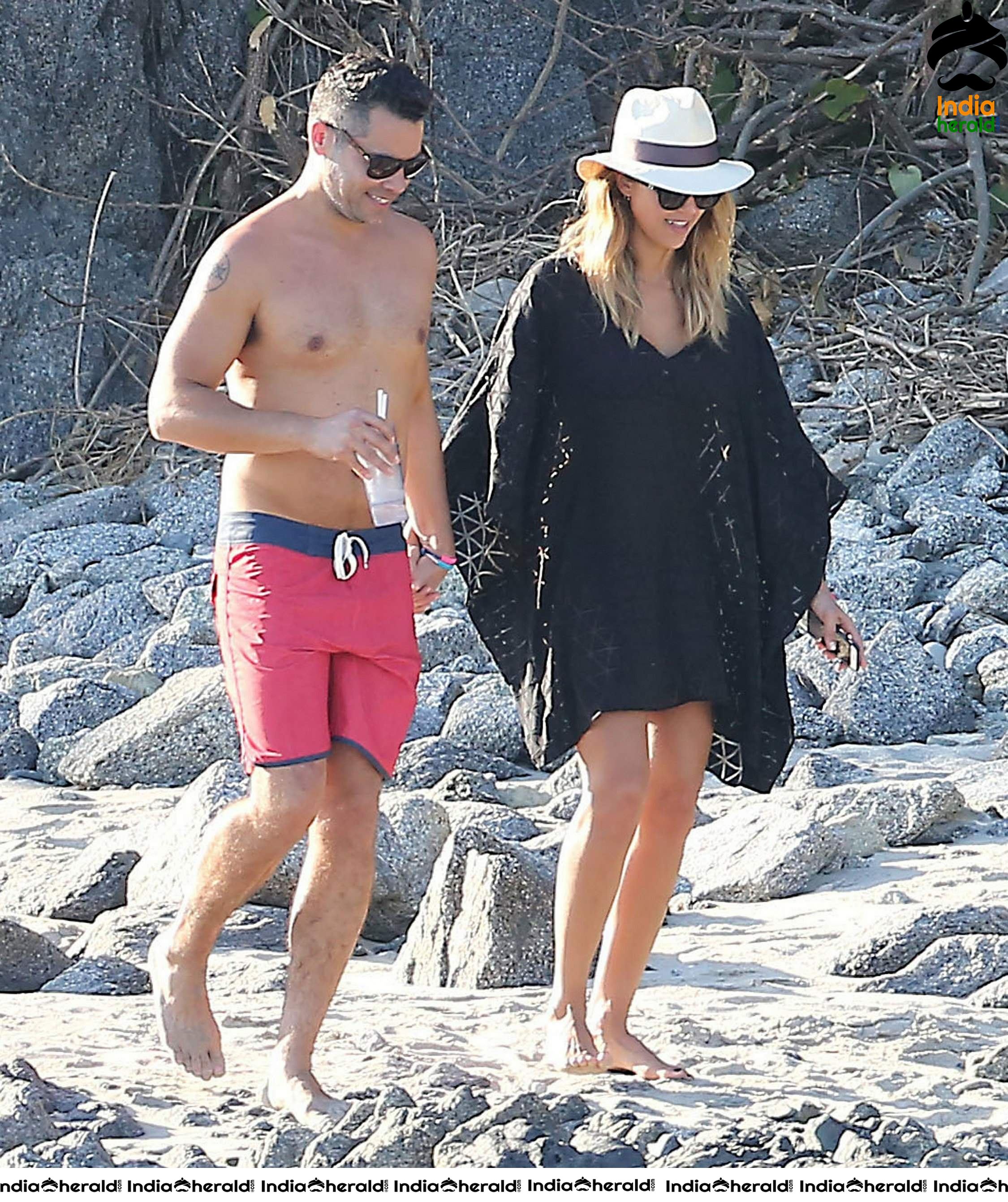 Jessica Alba Caught in Bikini with her Husband Cash Warren Set 2