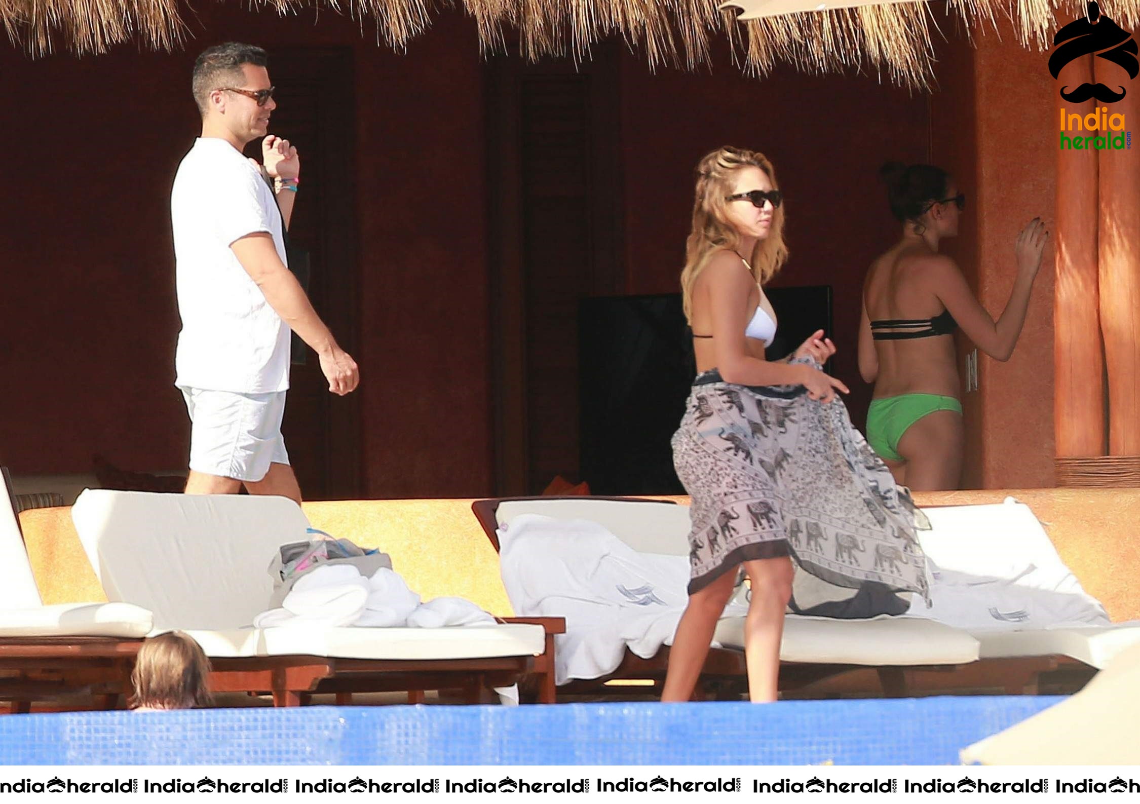 Jessica Alba Caught in Bikini with her Husband Cash Warren Set 2