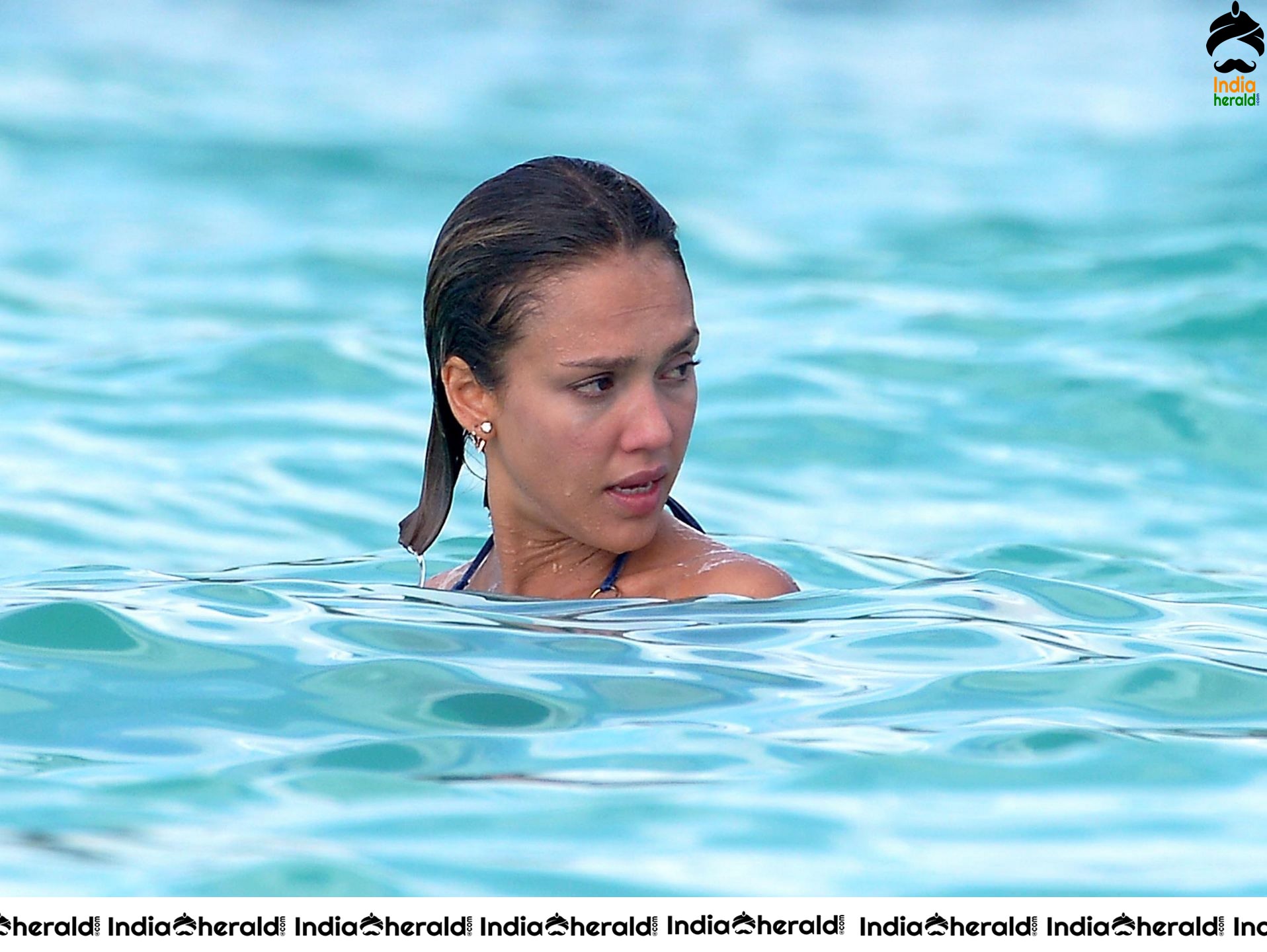 Jessica Alba Exposes her Juicy Body by wearing a bikini in the Caribbean Set 1