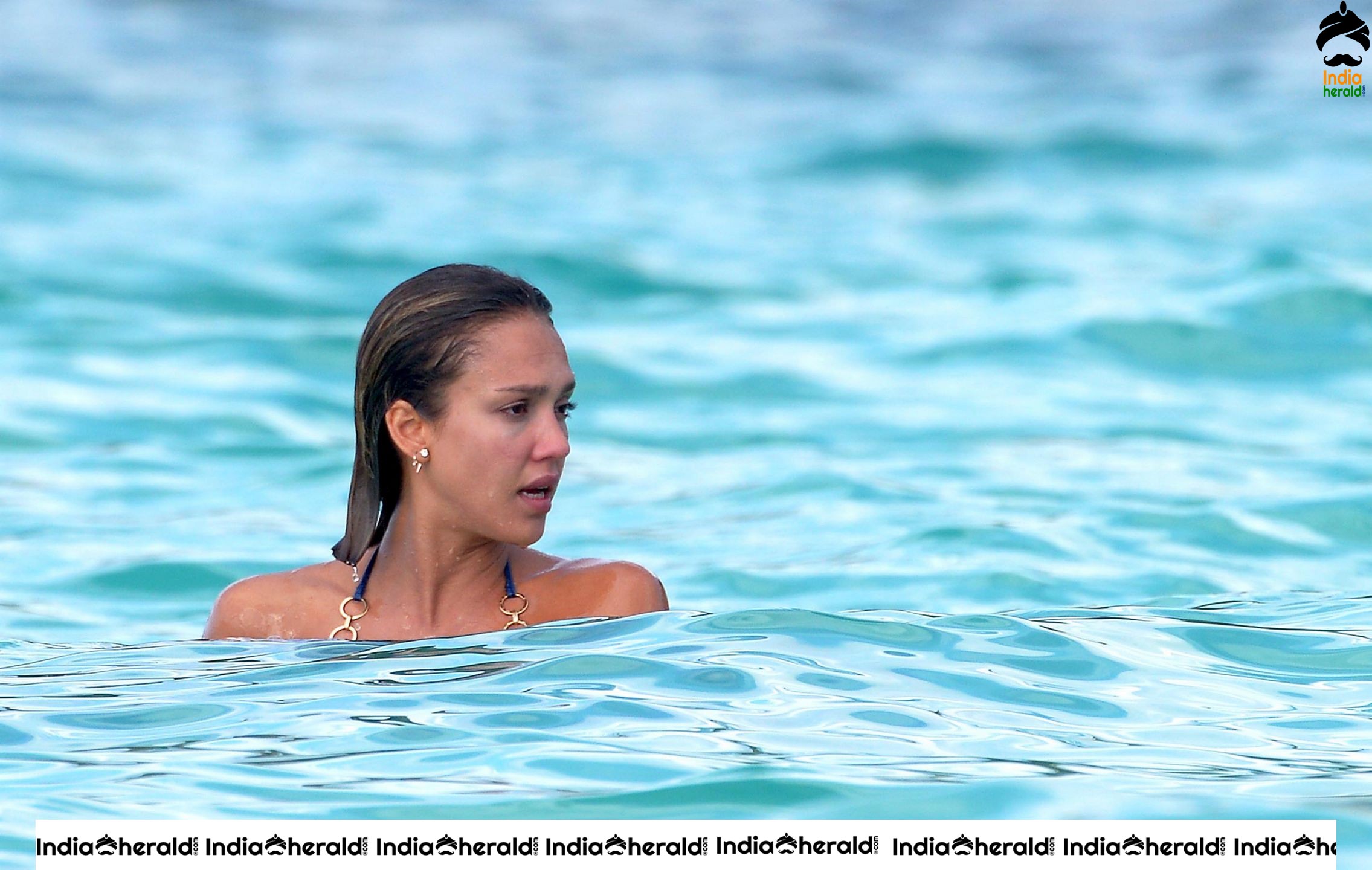 Jessica Alba Exposes her Juicy Body by wearing a bikini in the Caribbean Set 1