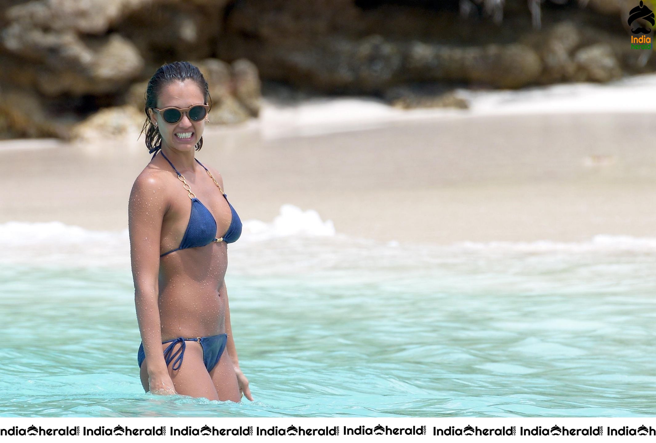 Jessica Alba Exposes her Juicy Body by wearing a bikini in the Caribbean Set 1