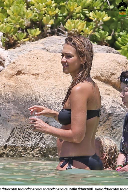 Jessica Alba flaunts her Bump while Wearing a Bikini in Hawaii Set 1