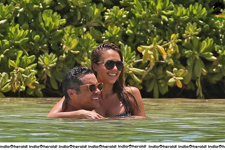 Jessica Alba flaunts her Bump while Wearing a Bikini in Hawaii Set 2