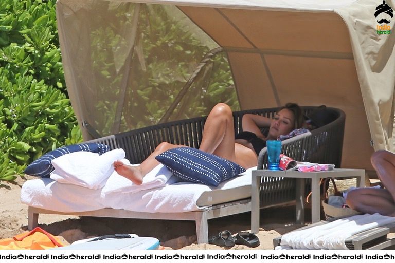 Jessica Alba flaunts her Bump while Wearing a Bikini in Hawaii Set 2