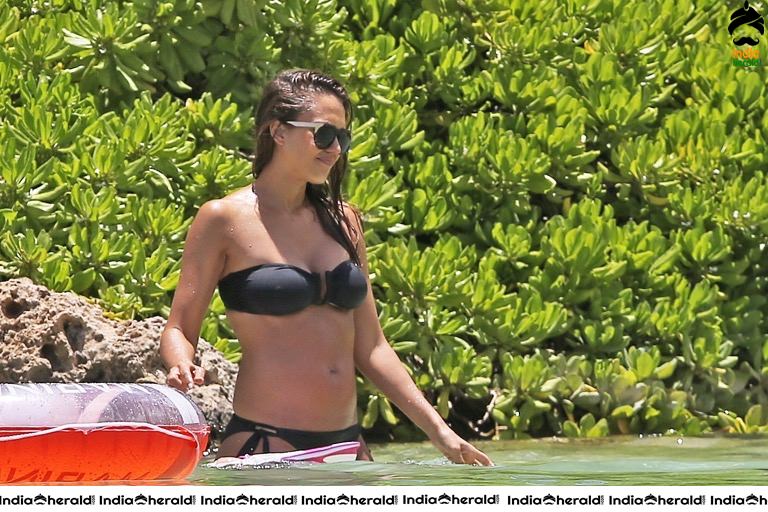 Jessica Alba flaunts her Bump while Wearing a Bikini in Hawaii Set 2