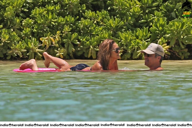 Jessica Alba flaunts her Bump while Wearing a Bikini in Hawaii Set 2