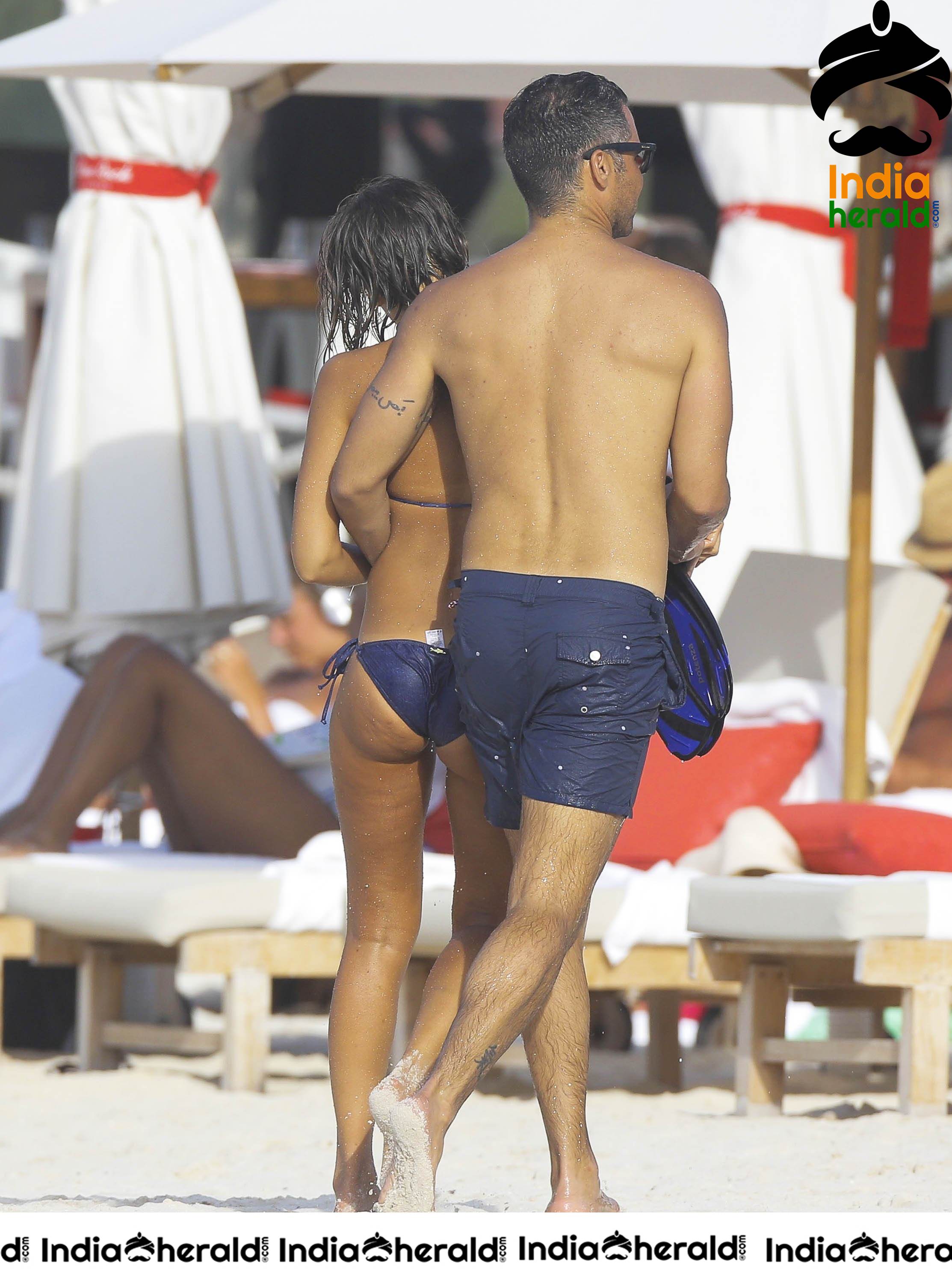 Jessica Alba Mother Of 3 Kids Caught Redhanded In Bikini While Taking Bath In Beach Set 1