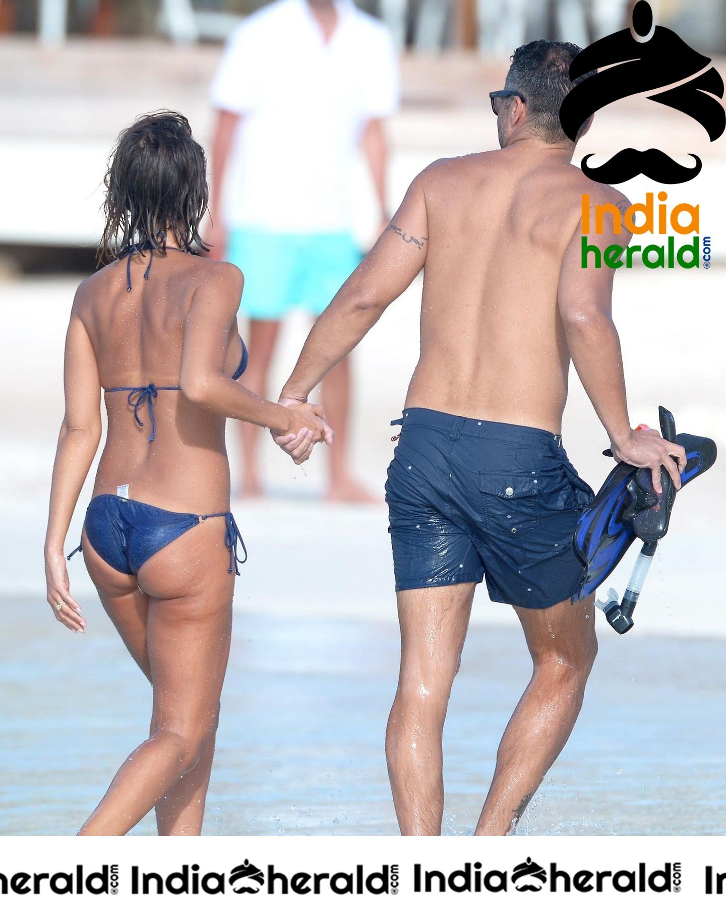 Jessica Alba Mother Of 3 Kids Caught Redhanded In Bikini While Taking Bath In Beach Set 1