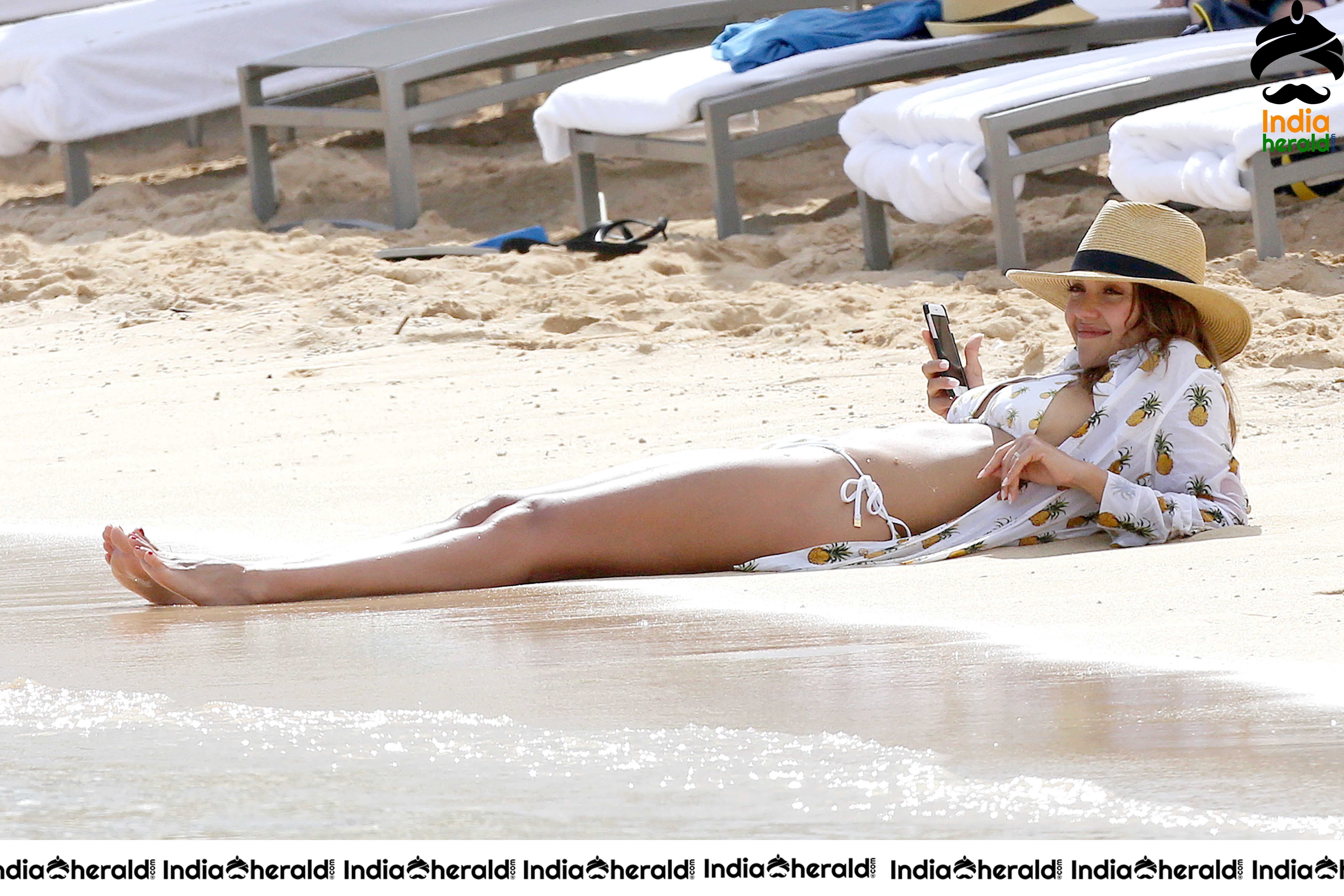 Jessica Alba Mother Of Three Kids Flaunts Her Hotness In Bikini Set 1