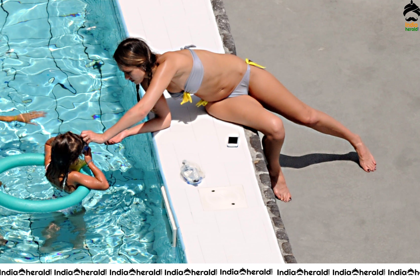 Jessica Alba Spotted in String Bikini while enjoying in Swimming Pool Set 1
