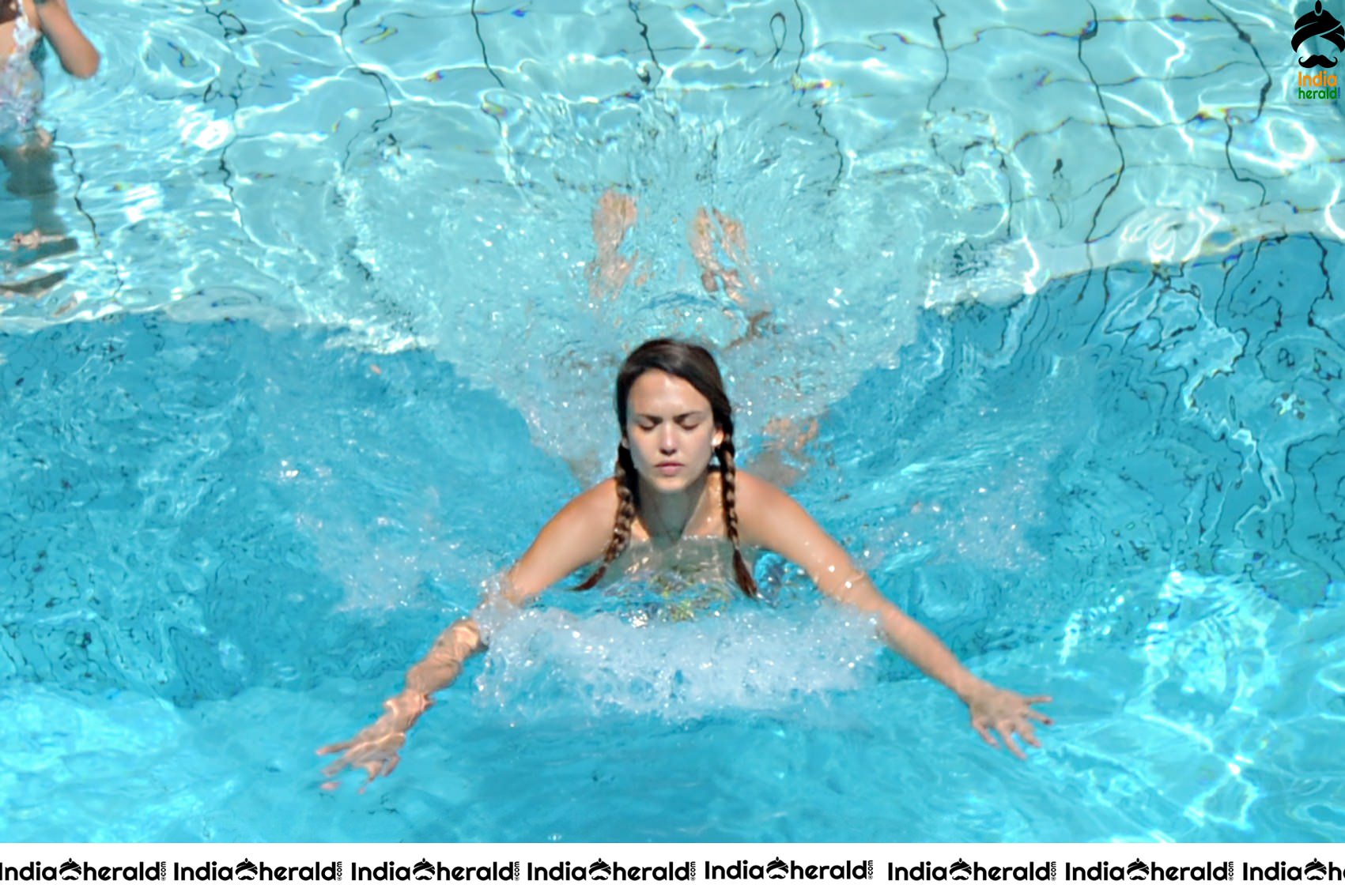 Jessica Alba Spotted in String Bikini while enjoying in Swimming Pool Set 1