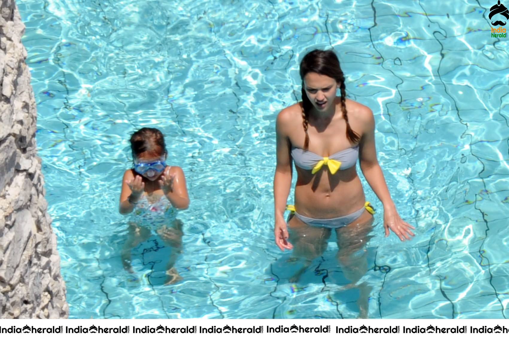 Jessica Alba Spotted in String Bikini while enjoying in Swimming Pool Set 1