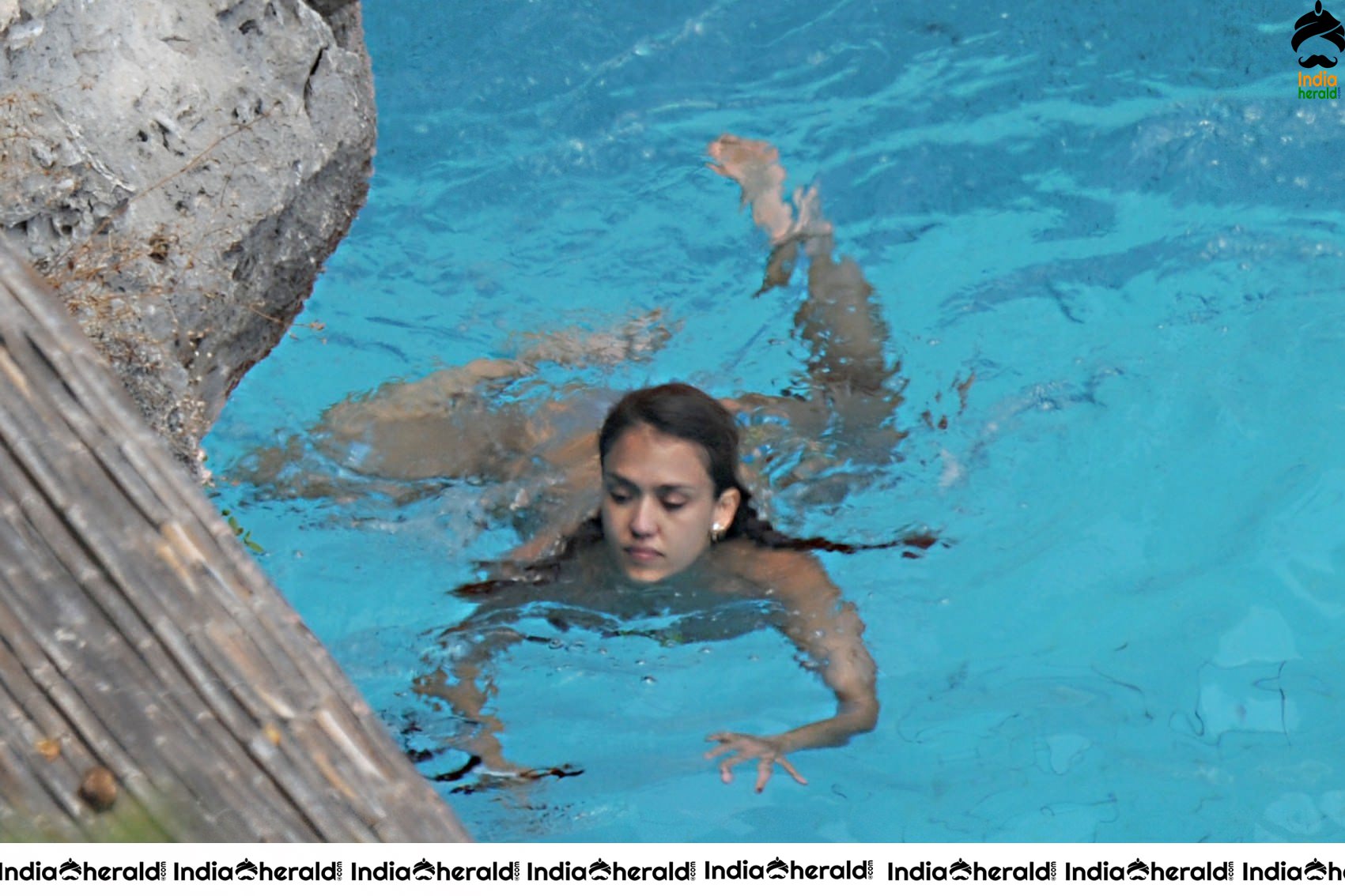 Jessica Alba Spotted in String Bikini while enjoying in Swimming Pool Set 1