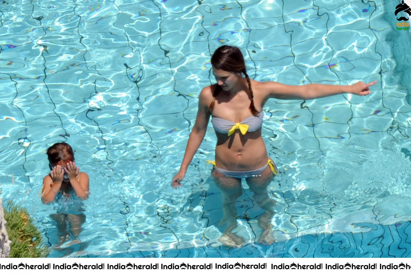 Jessica Alba Spotted in String Bikini while enjoying in Swimming Pool Set 1