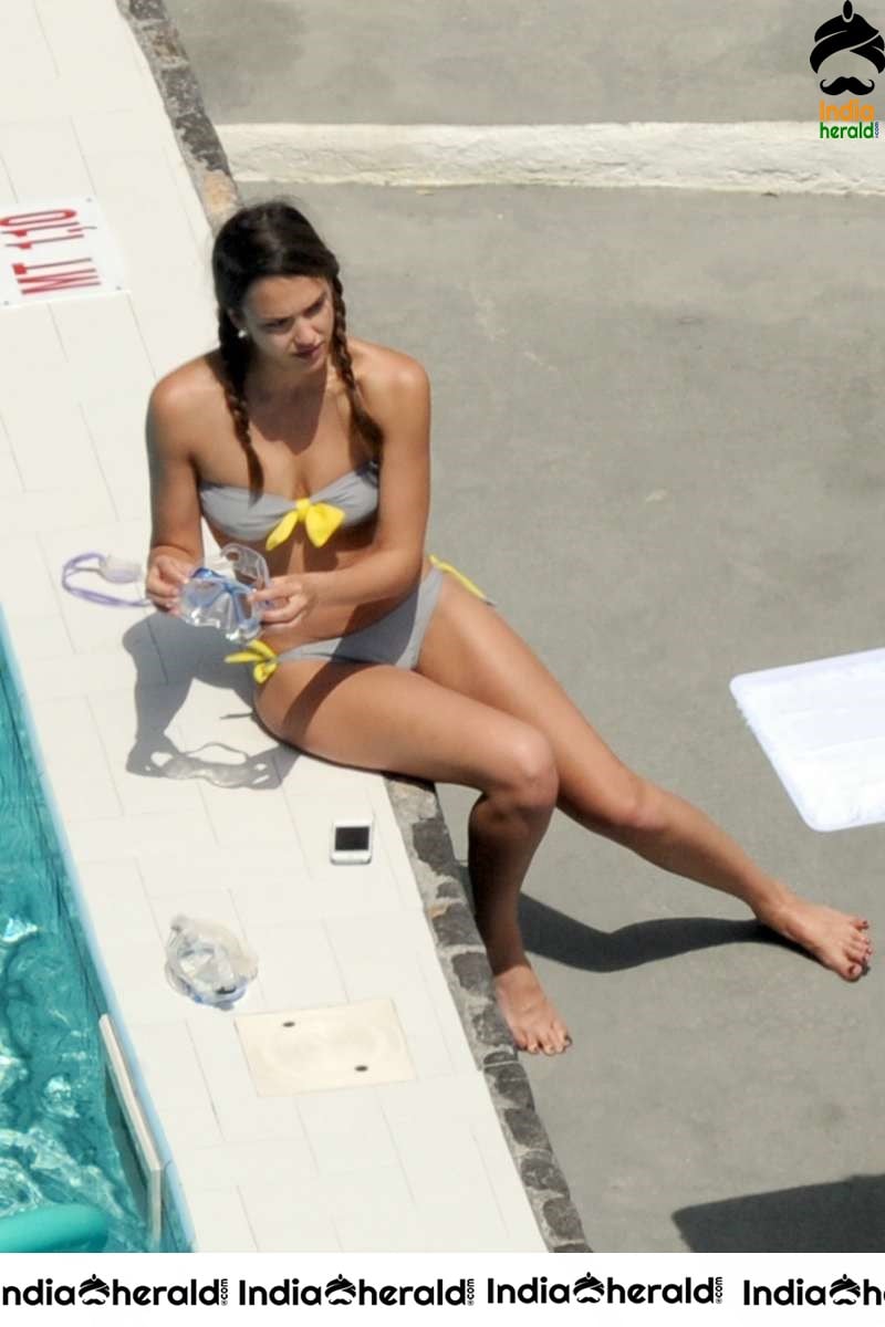 Jessica Alba Spotted in String Bikini while enjoying in Swimming Pool Set 1