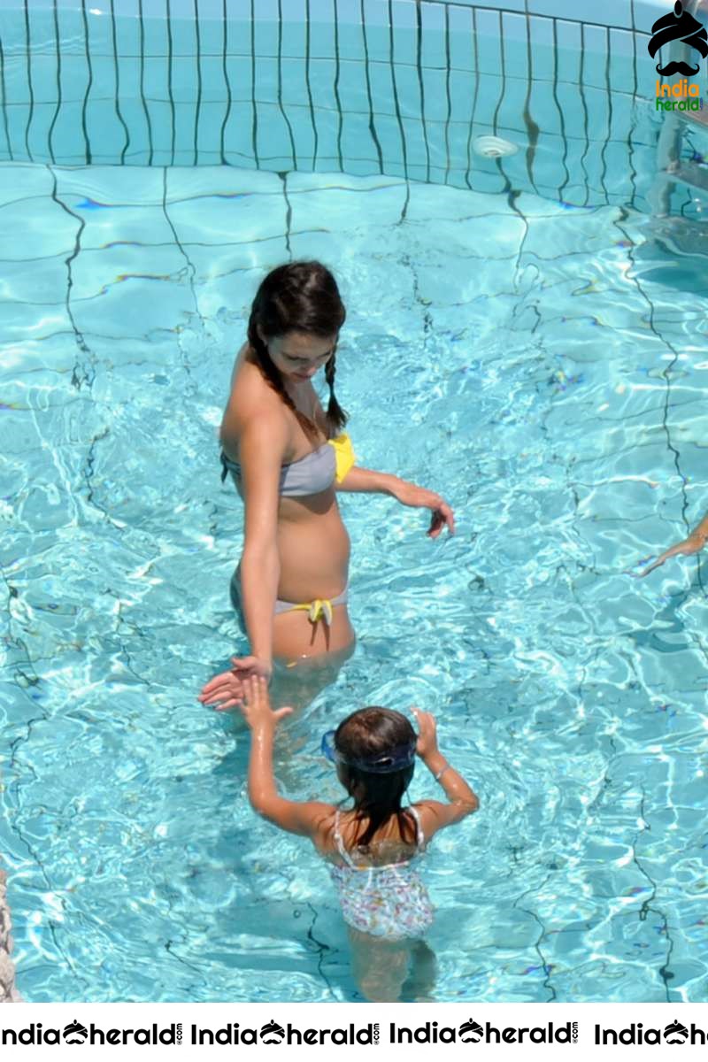 Jessica Alba Spotted in String Bikini while enjoying in Swimming Pool Set 1