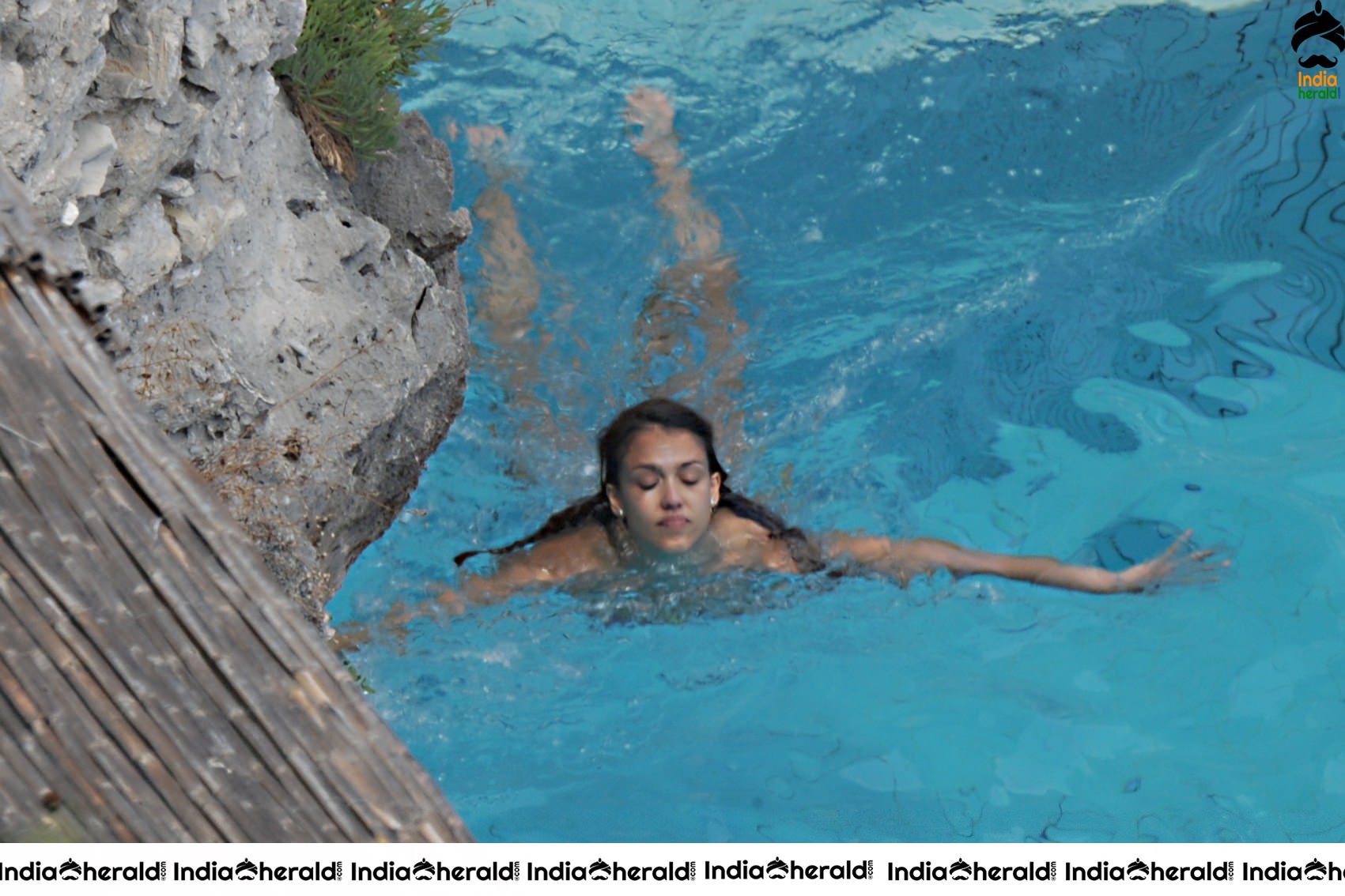 Jessica Alba Spotted in String Bikini while enjoying in Swimming Pool Set 1