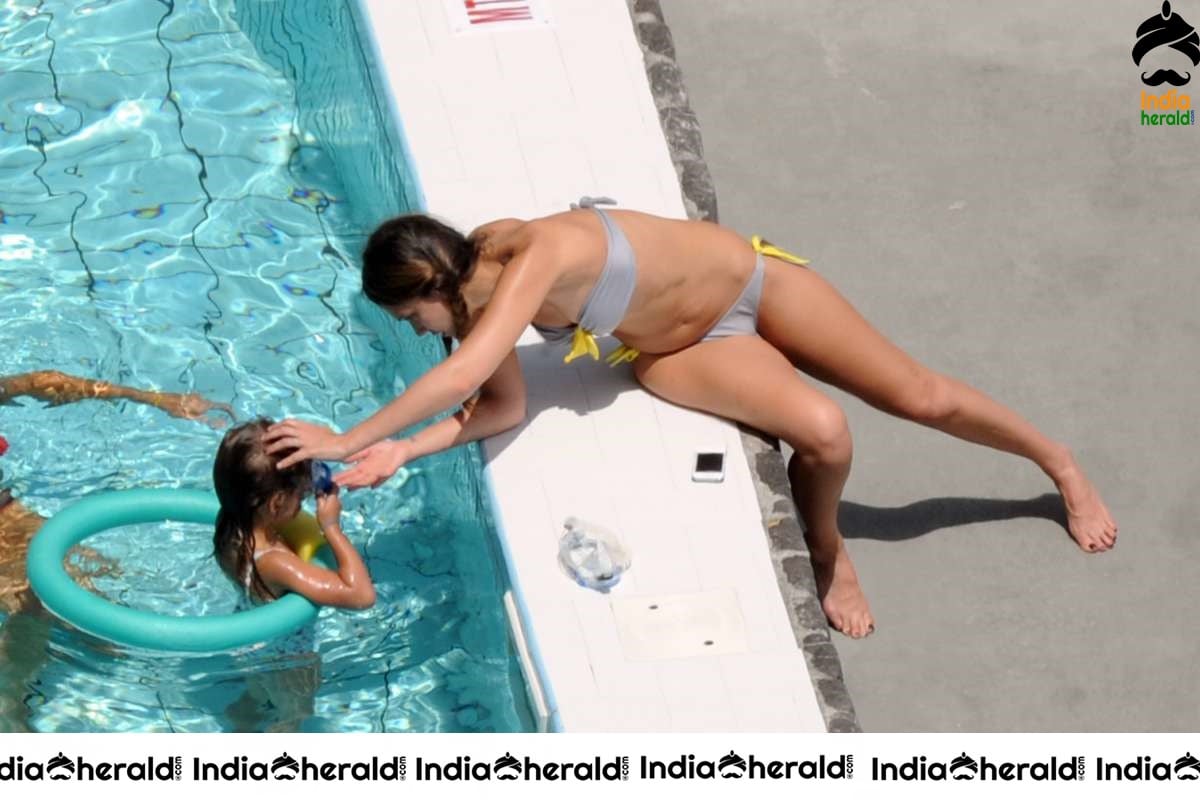 Jessica Alba Spotted in String Bikini while enjoying in Swimming Pool Set 1