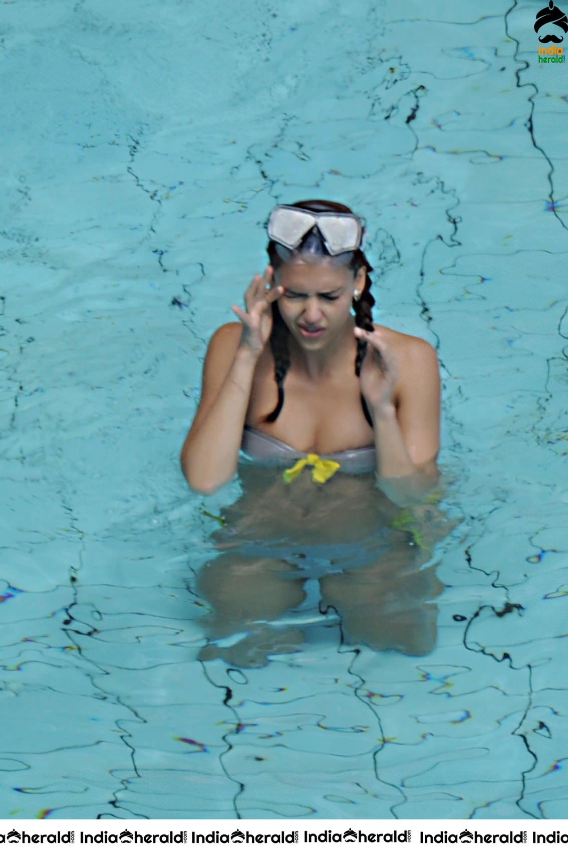 Jessica Alba Spotted in String Bikini while enjoying in Swimming Pool Set 2