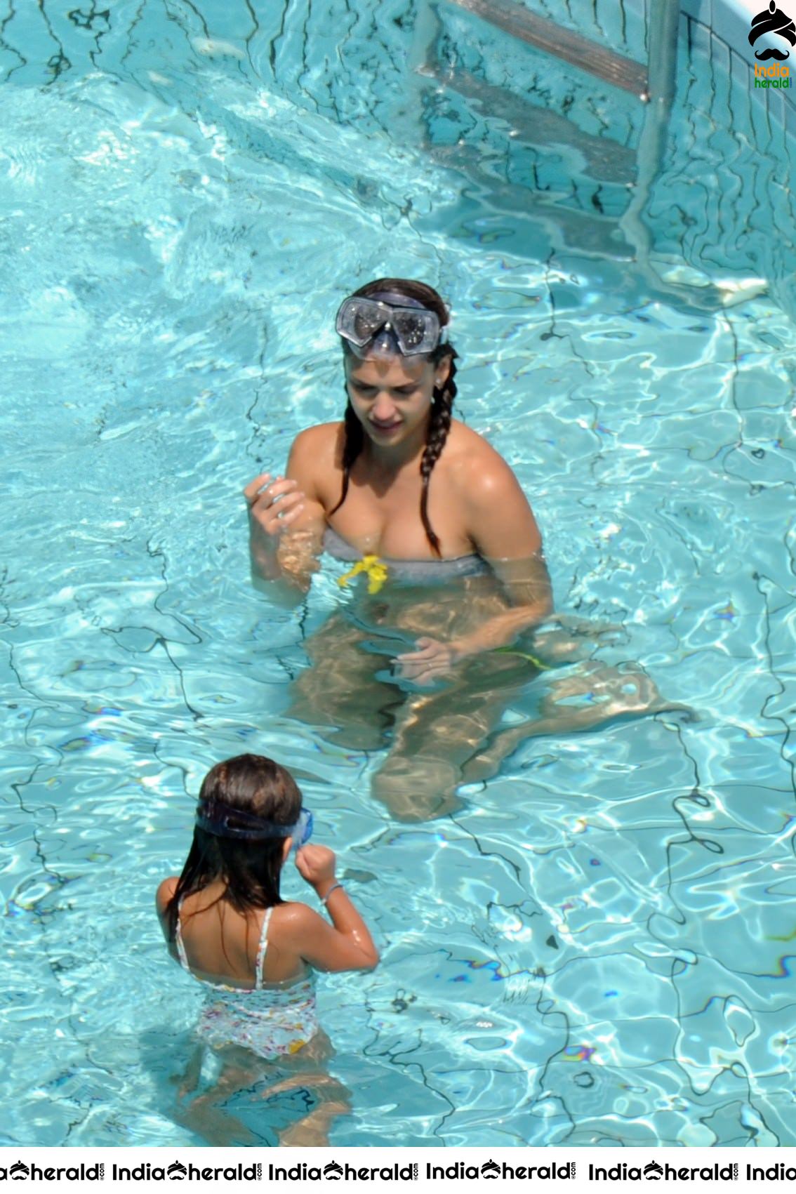 Jessica Alba Spotted in String Bikini while enjoying in Swimming Pool Set 2