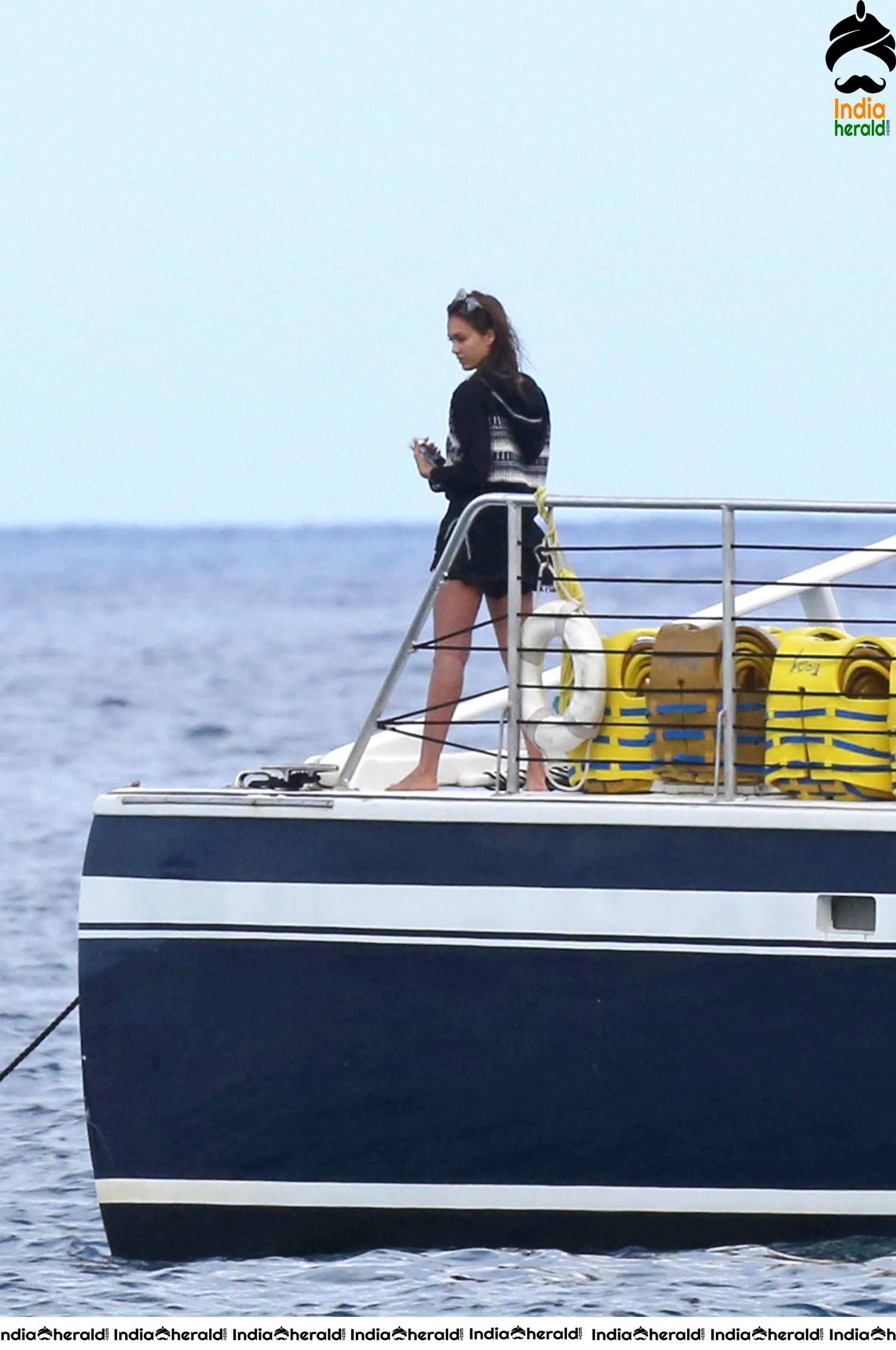 Jessica Alba wearing a bikini and exposes her Hot Booty in Hawaii Set 1