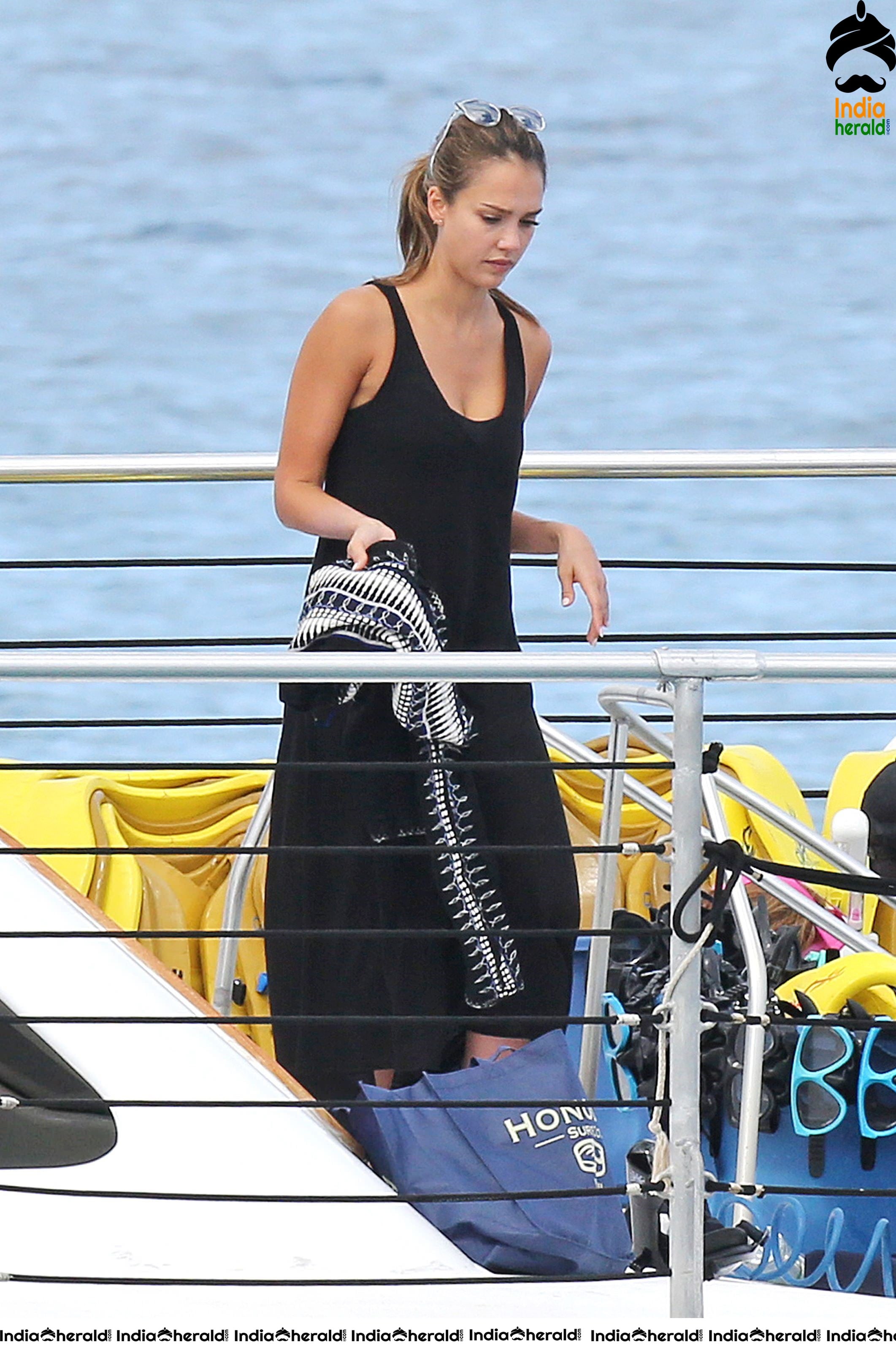 Jessica Alba wearing a bikini and exposes her Hot Booty in Hawaii Set 1
