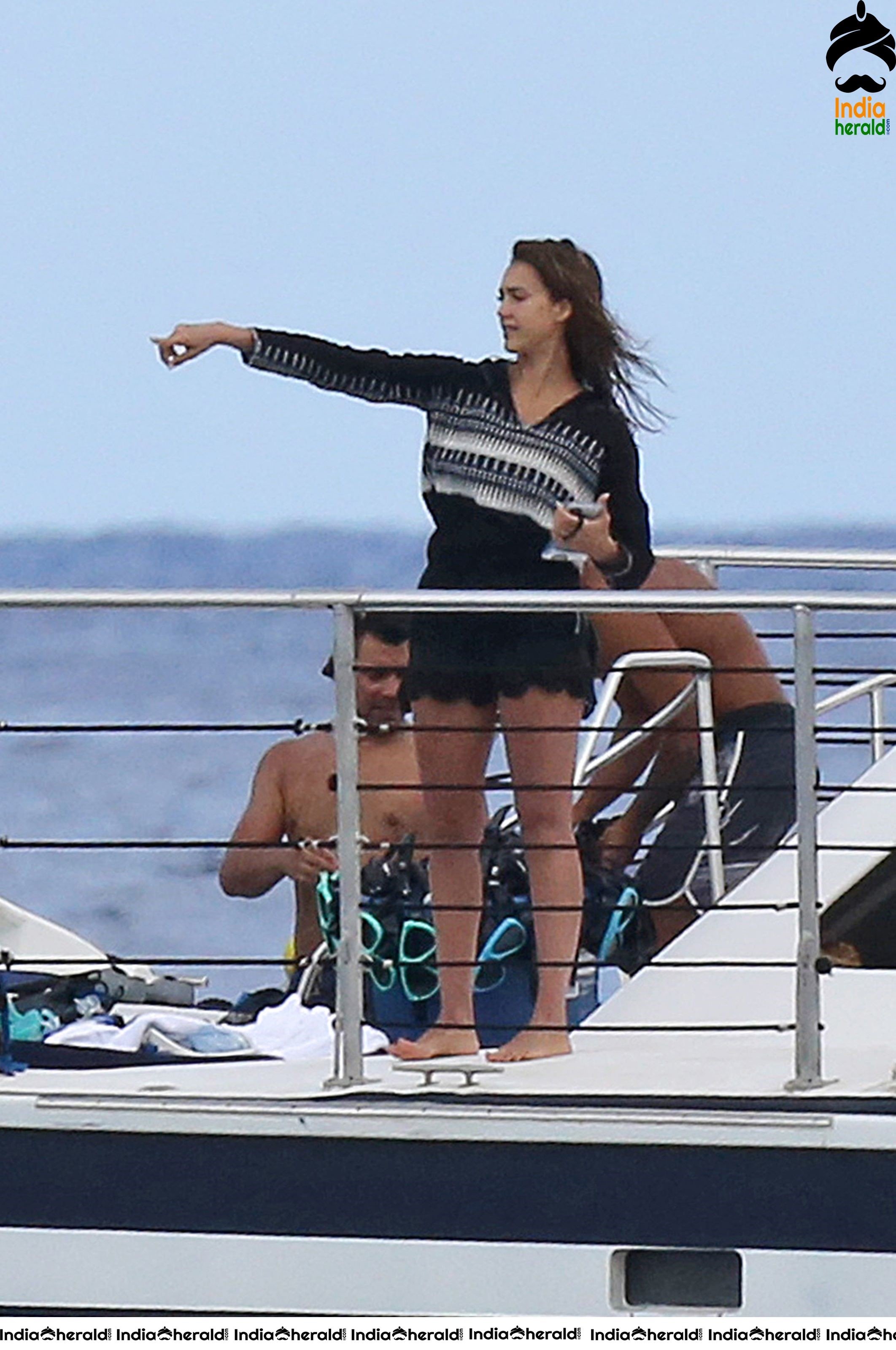 Jessica Alba wearing a bikini and exposes her Hot Booty in Hawaii Set 2
