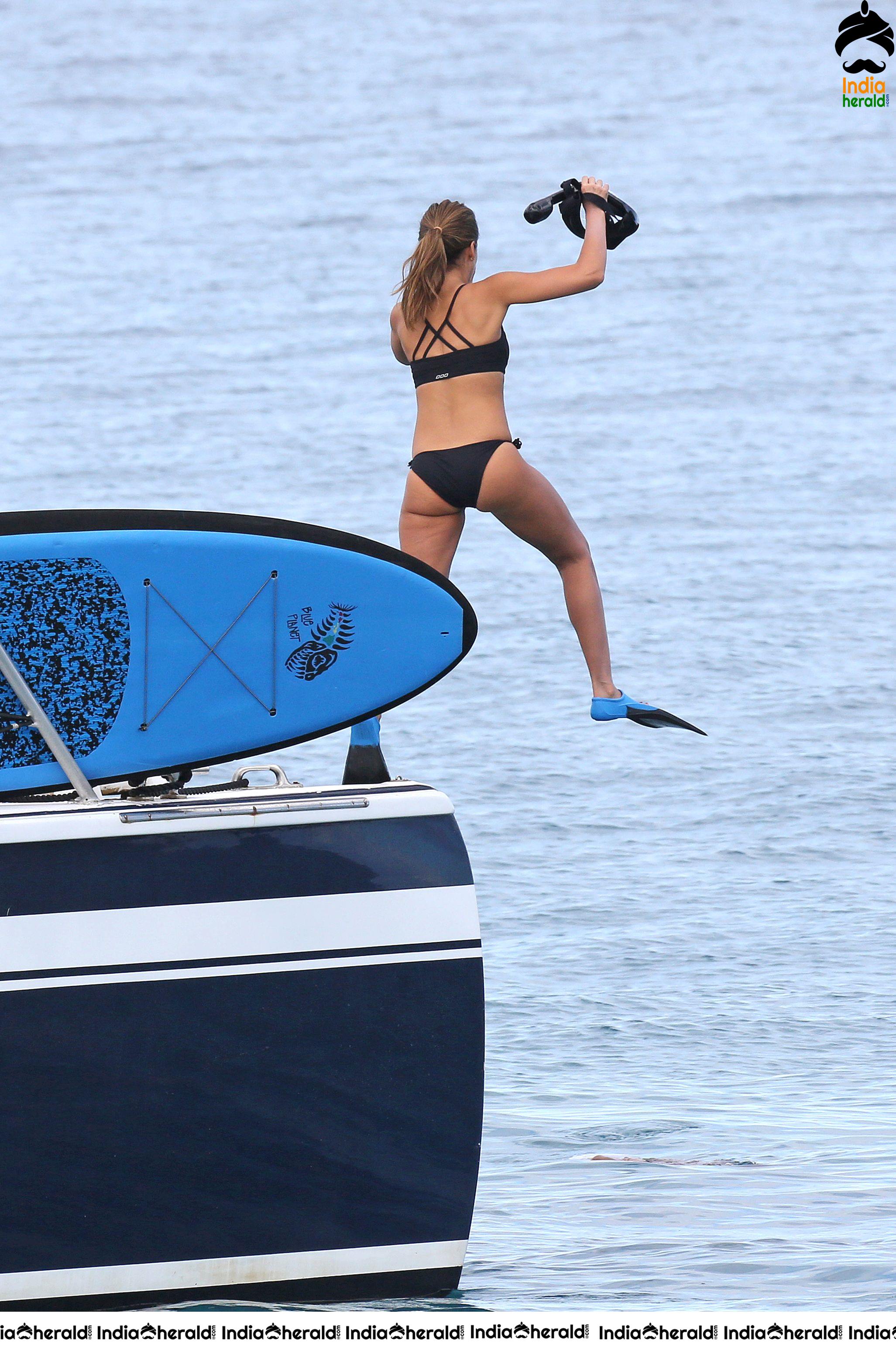Jessica Alba wearing a bikini in Hawaii Set 1