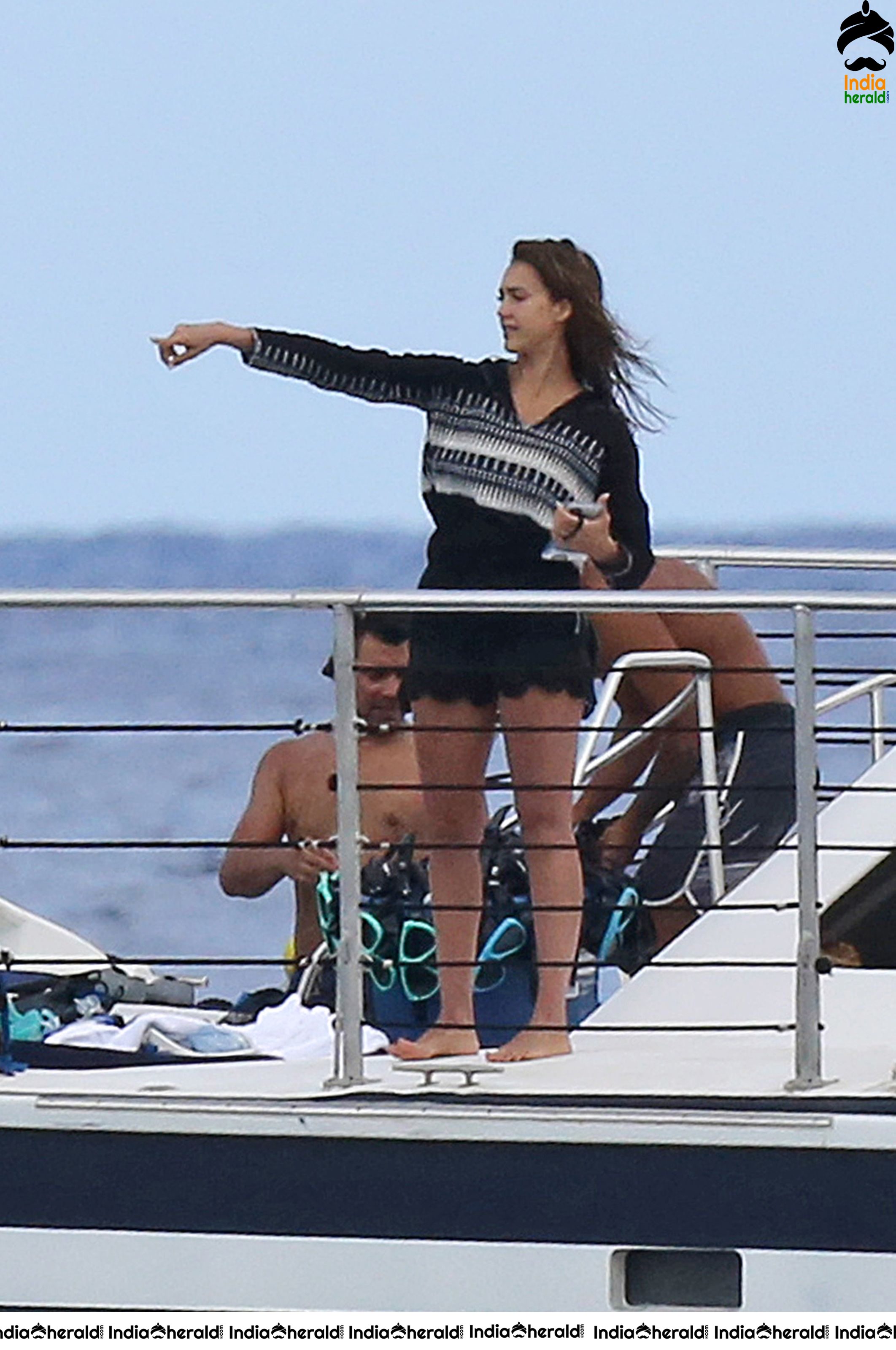 Jessica Alba wearing a bikini in Hawaii Set 2