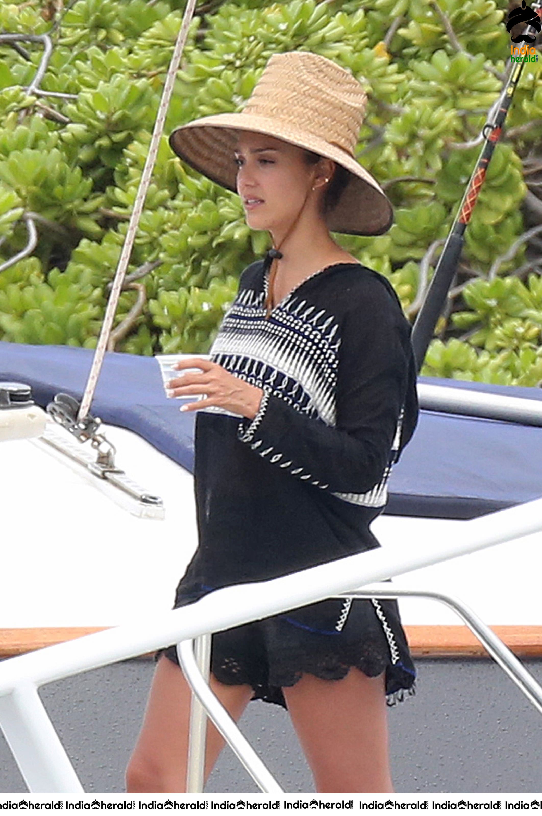 Jessica Alba wearing a bikini in Hawaii Set 2