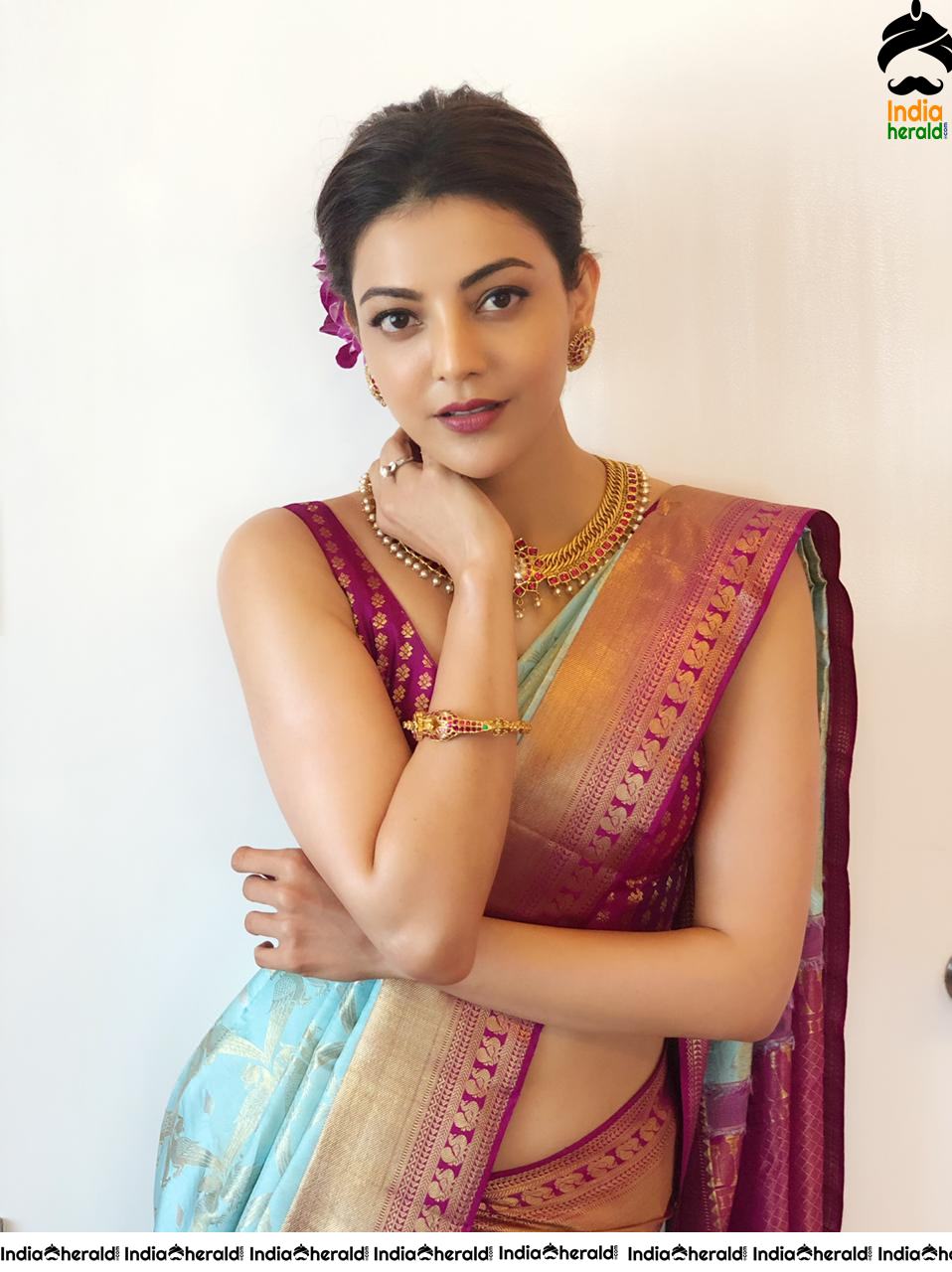 Kajal Aggarwal Showing her Sexy Hot Hip in Sleeveless Blouse and Saree