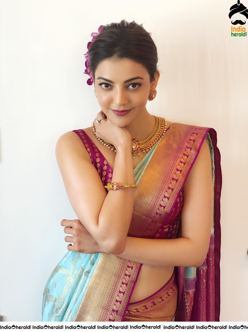 Kajal Aggarwal Showing her Sexy Hot Hip in Sleeveless Blouse and Saree