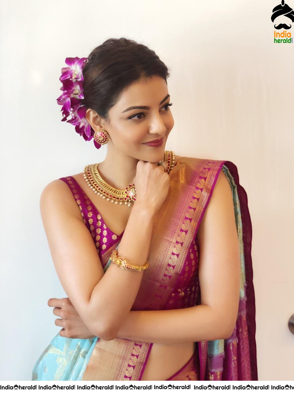 Kajal Aggarwal Showing her Sexy Hot Hip in Sleeveless Blouse and Saree