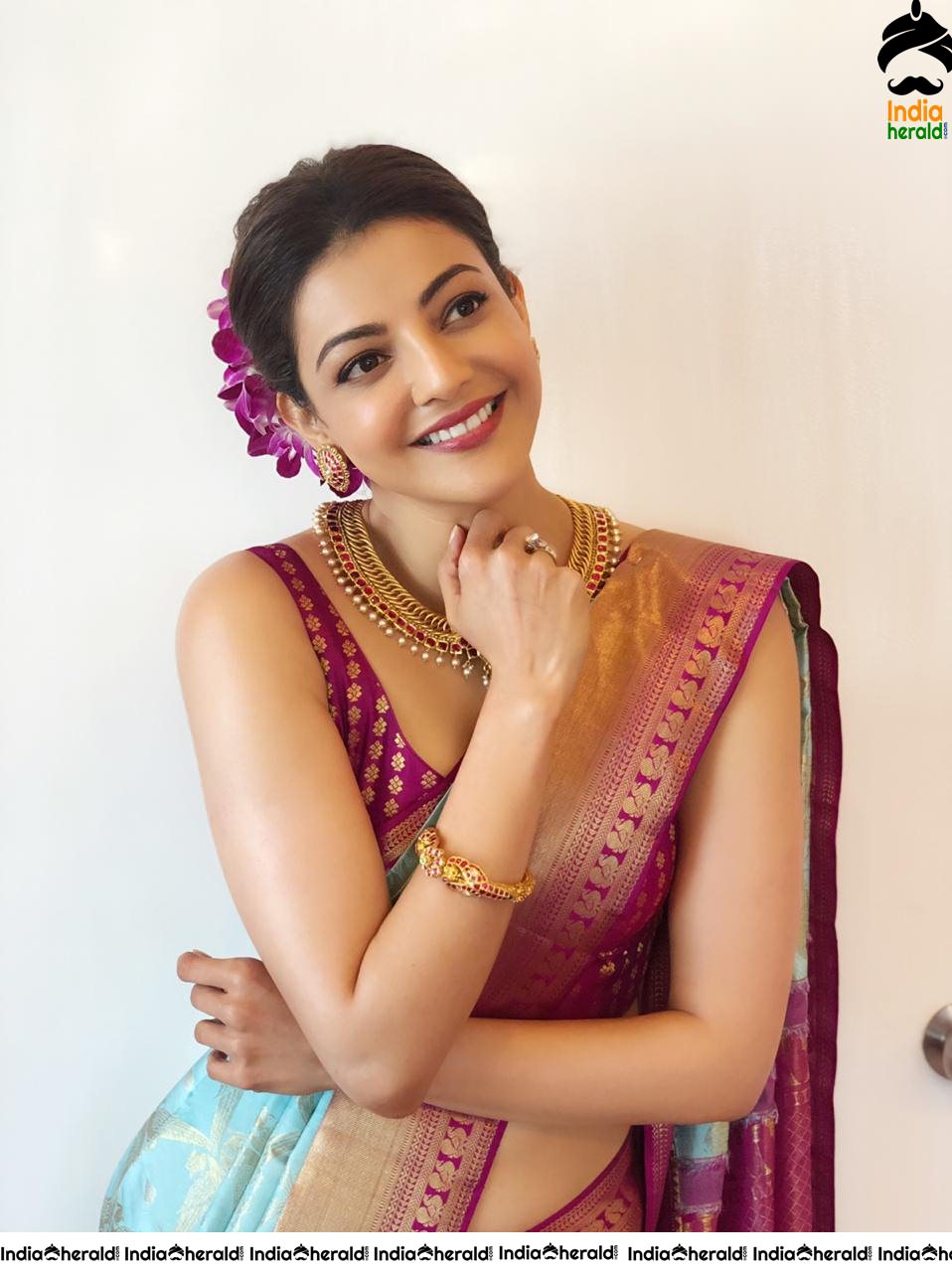 Kajal Aggarwal Showing her Sexy Hot Hip in Sleeveless Blouse and Saree