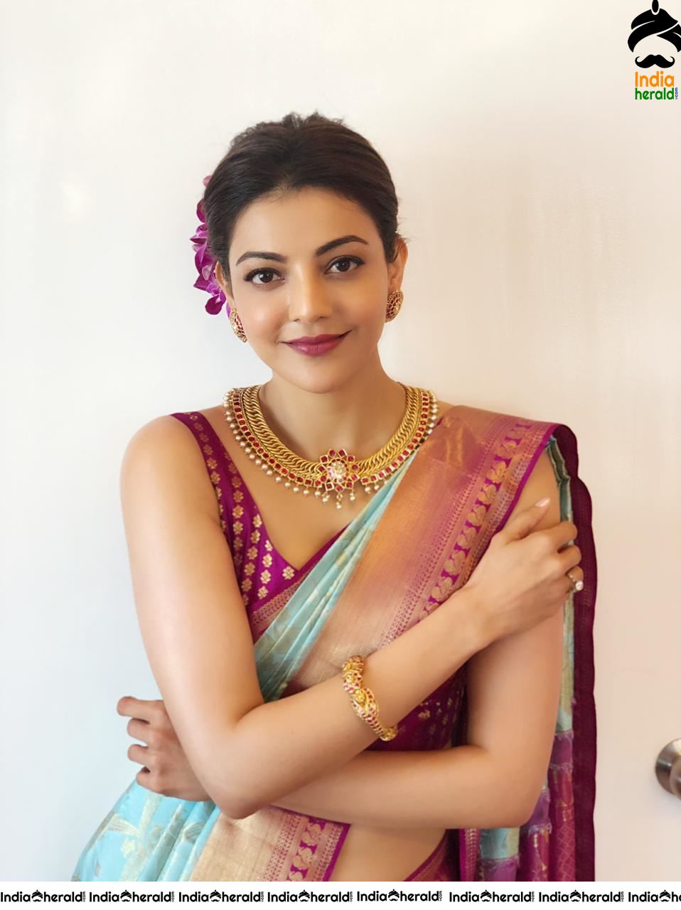 Kajal Aggarwal Showing her Sexy Hot Hip in Sleeveless Blouse and Saree
