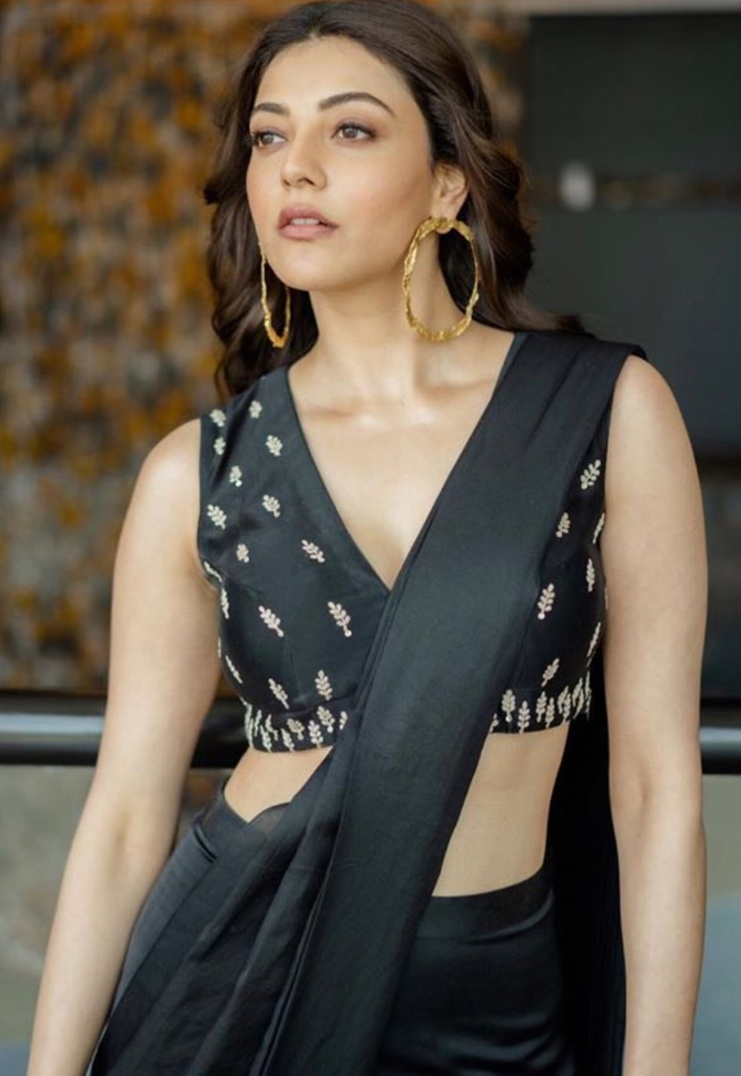 Kajal Aggarwal Shows her Hotness in Sleeveless and Also shows her Teasing Waistline