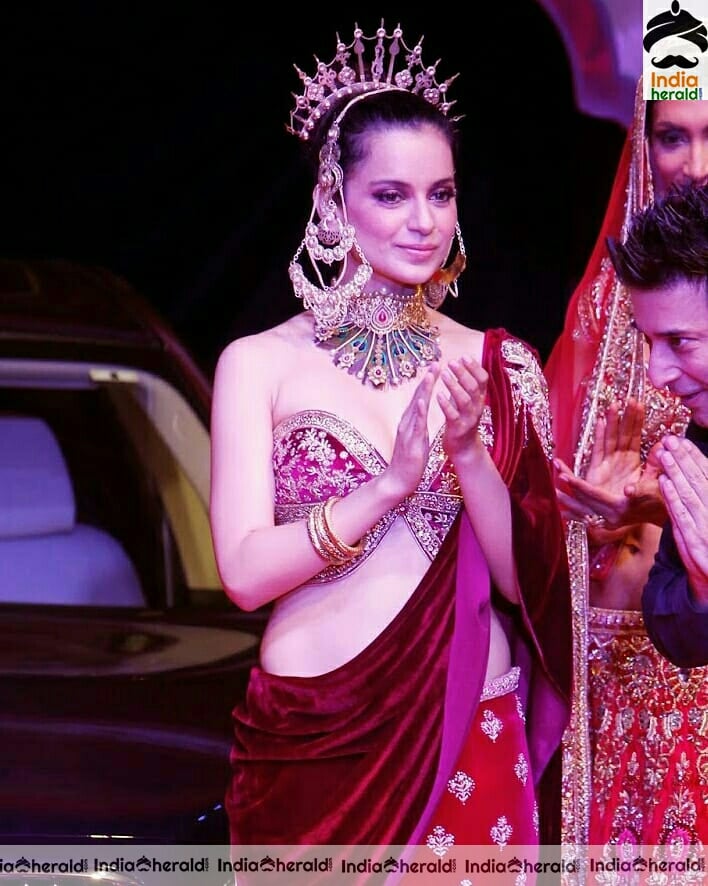 Kangana Ranaut deep cleavage show pics