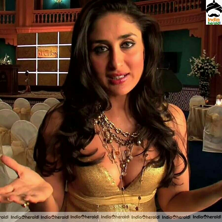 Kareena kapoor hot cleavage Show Stills